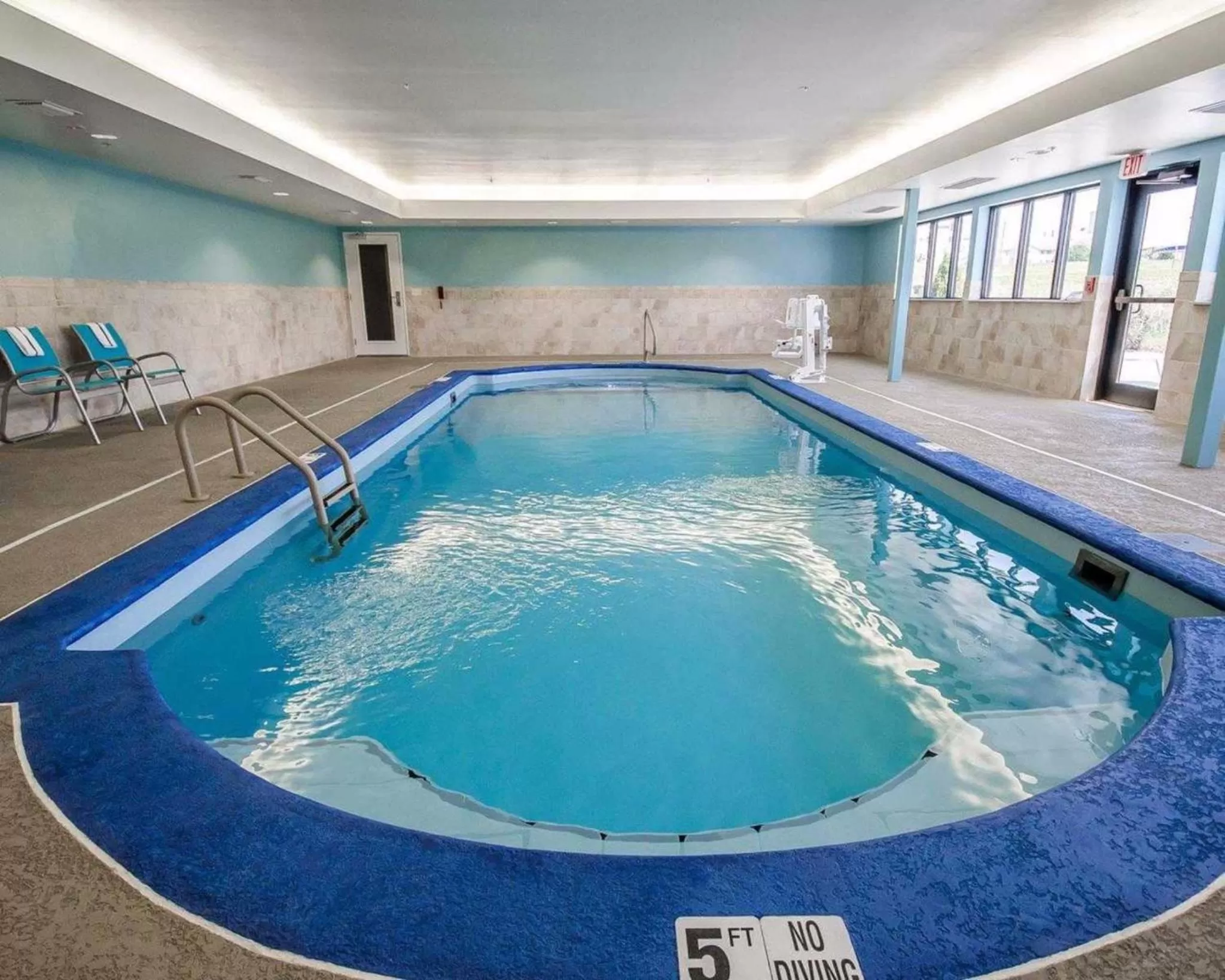 Swimming pool in Comfort Inn