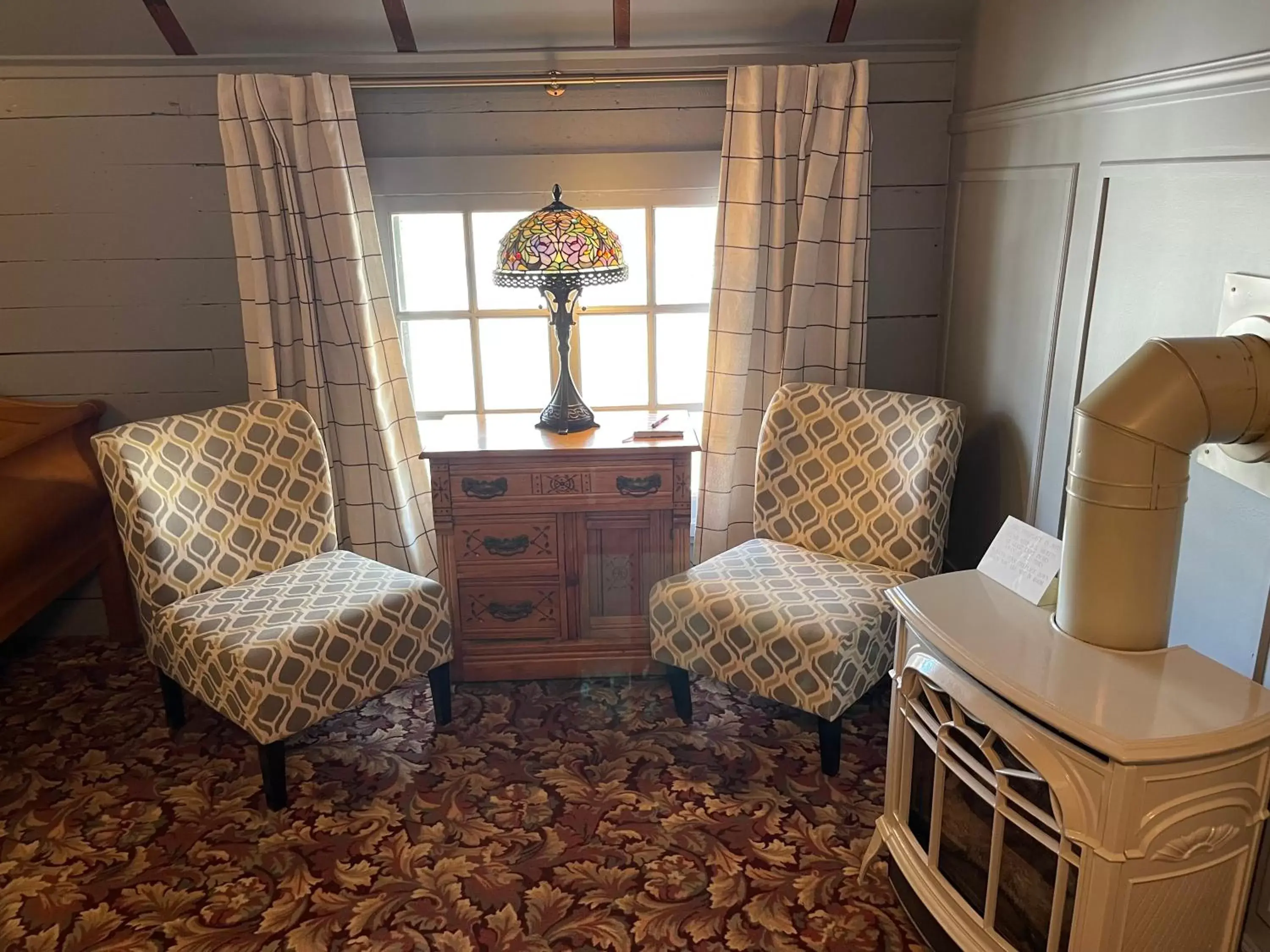 flat iron, Seating Area in Carriage House Bed & Breakfast