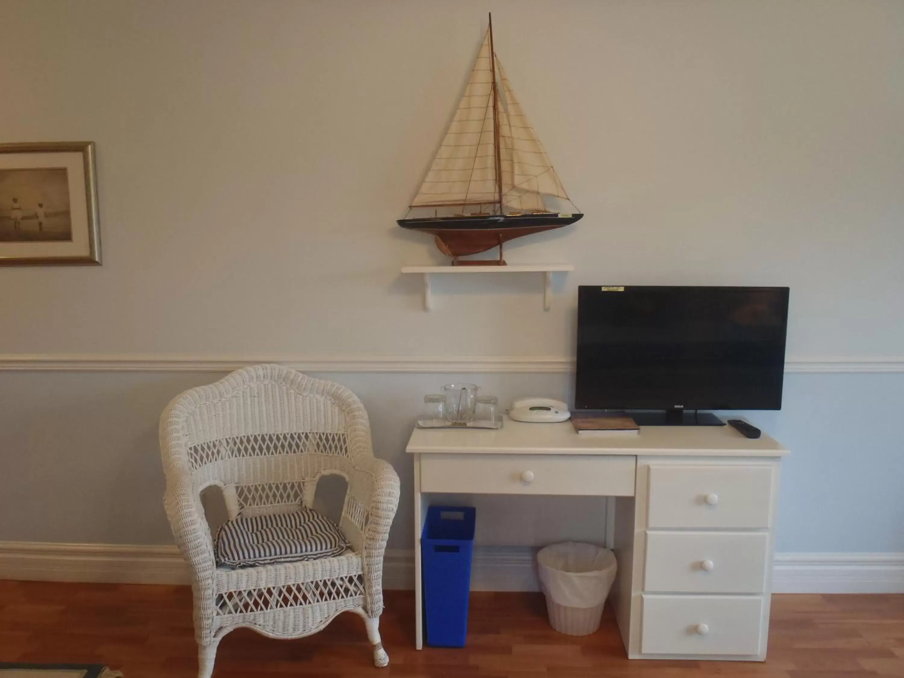 Seating area, TV/Entertainment Center in The Parrsboro Mansion Inn