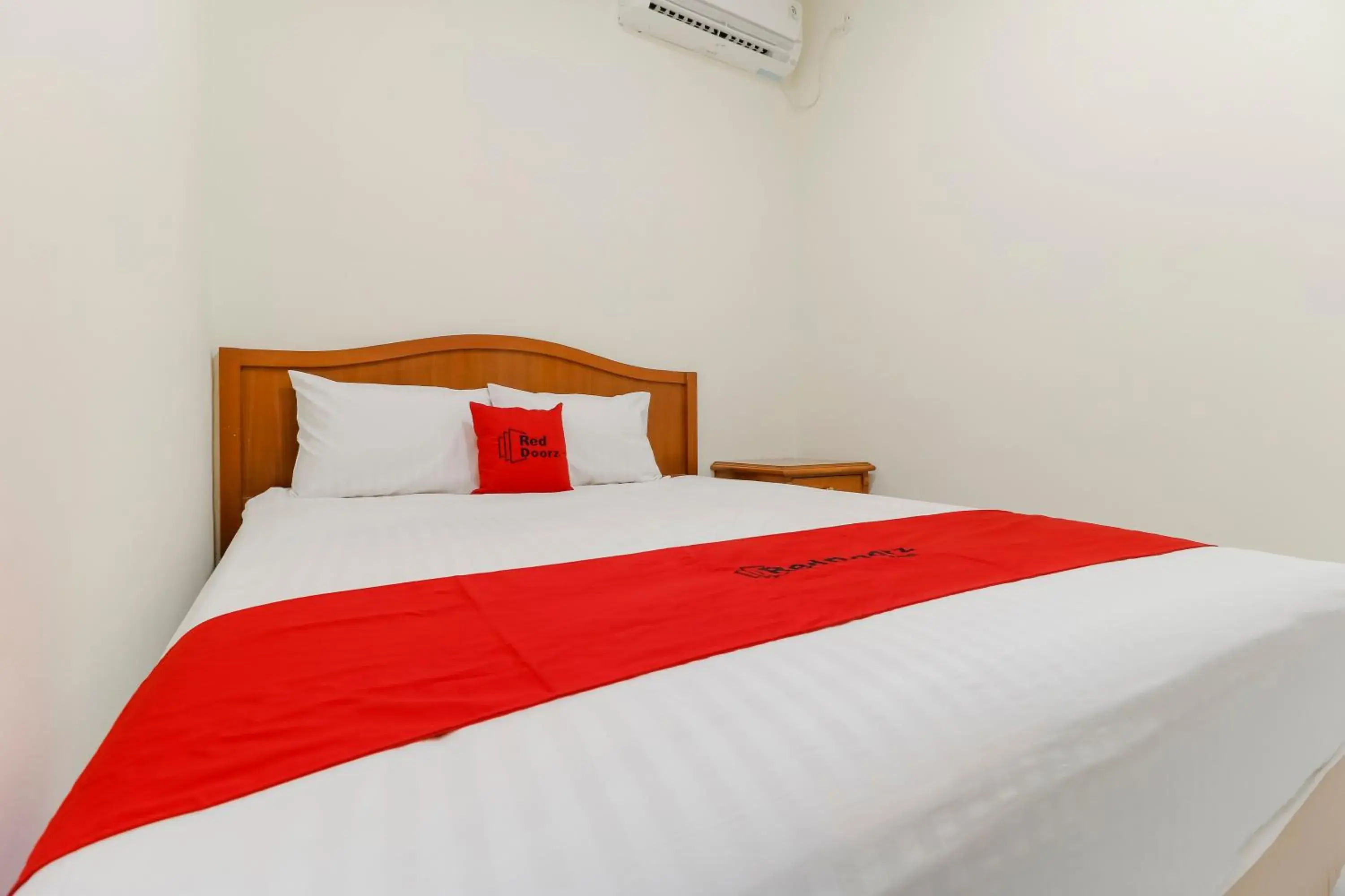 Bedroom, Bed in RedDoorz Plus near Ciputra World Kuningan 2