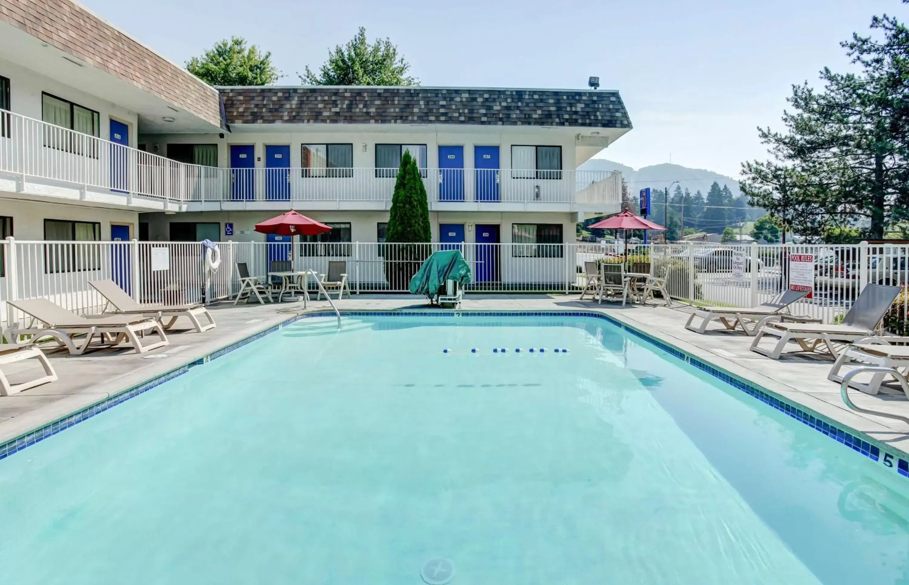 Pool view, Property Building in Motel 6-Grants Pass, OR