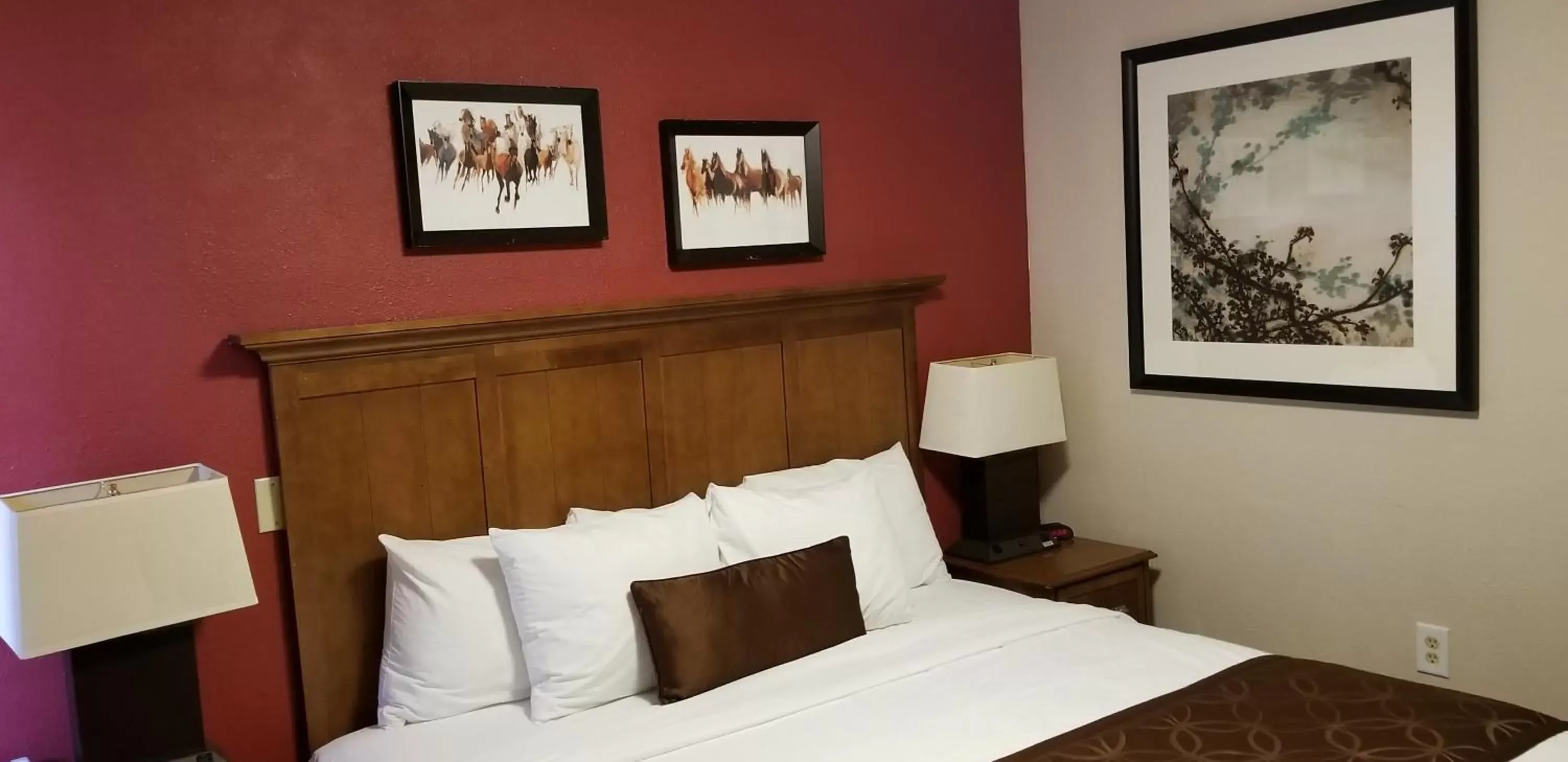 Bedroom, Bed in Royal Victorian Motel