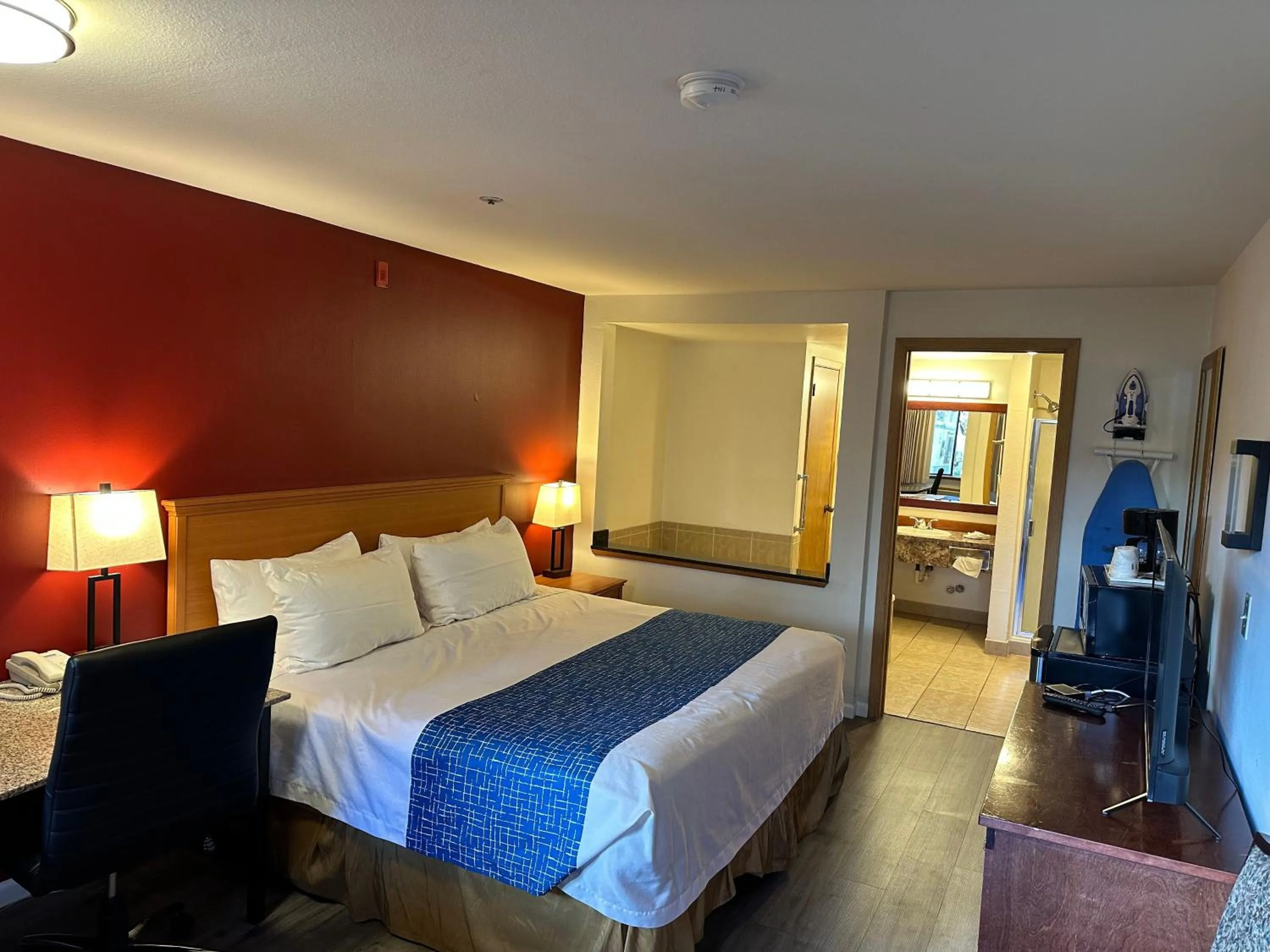 Bedroom, Bed in Econo Lodge Edmonds North Seattle