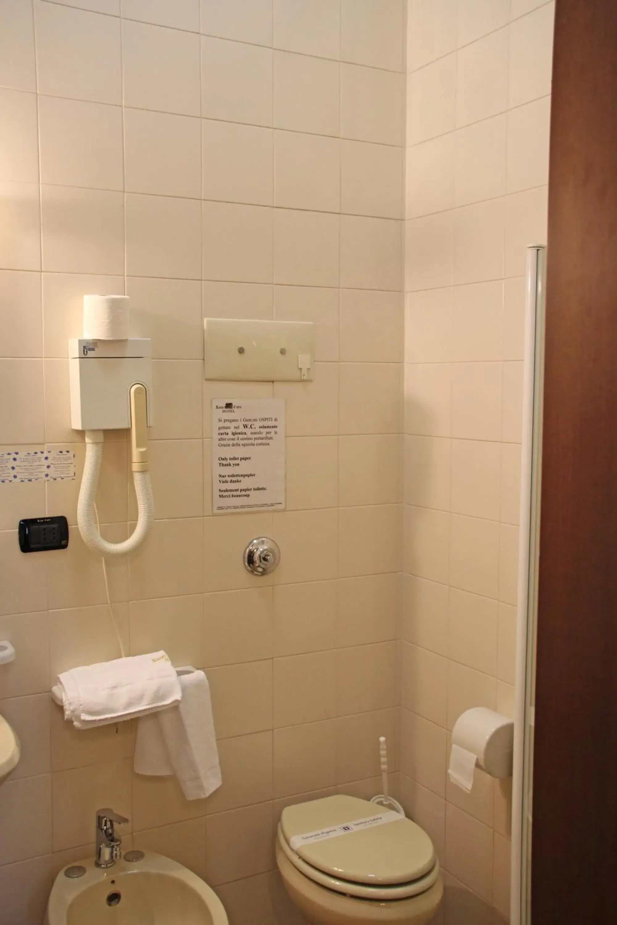 Bathroom in Albergo Ristorante Leon d'Oro