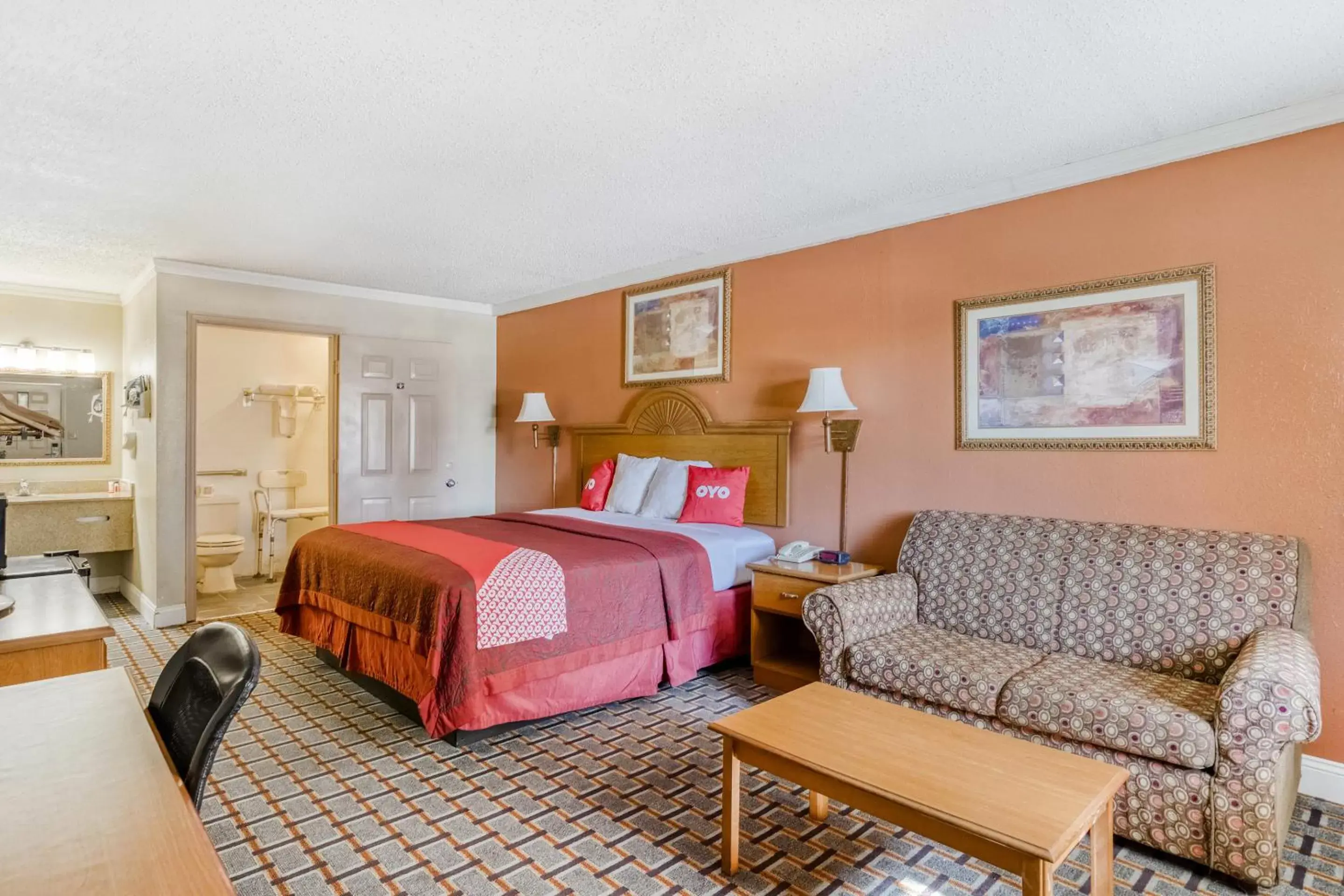 Bedroom in OYO Hotel Pineville LA Hwy 165
