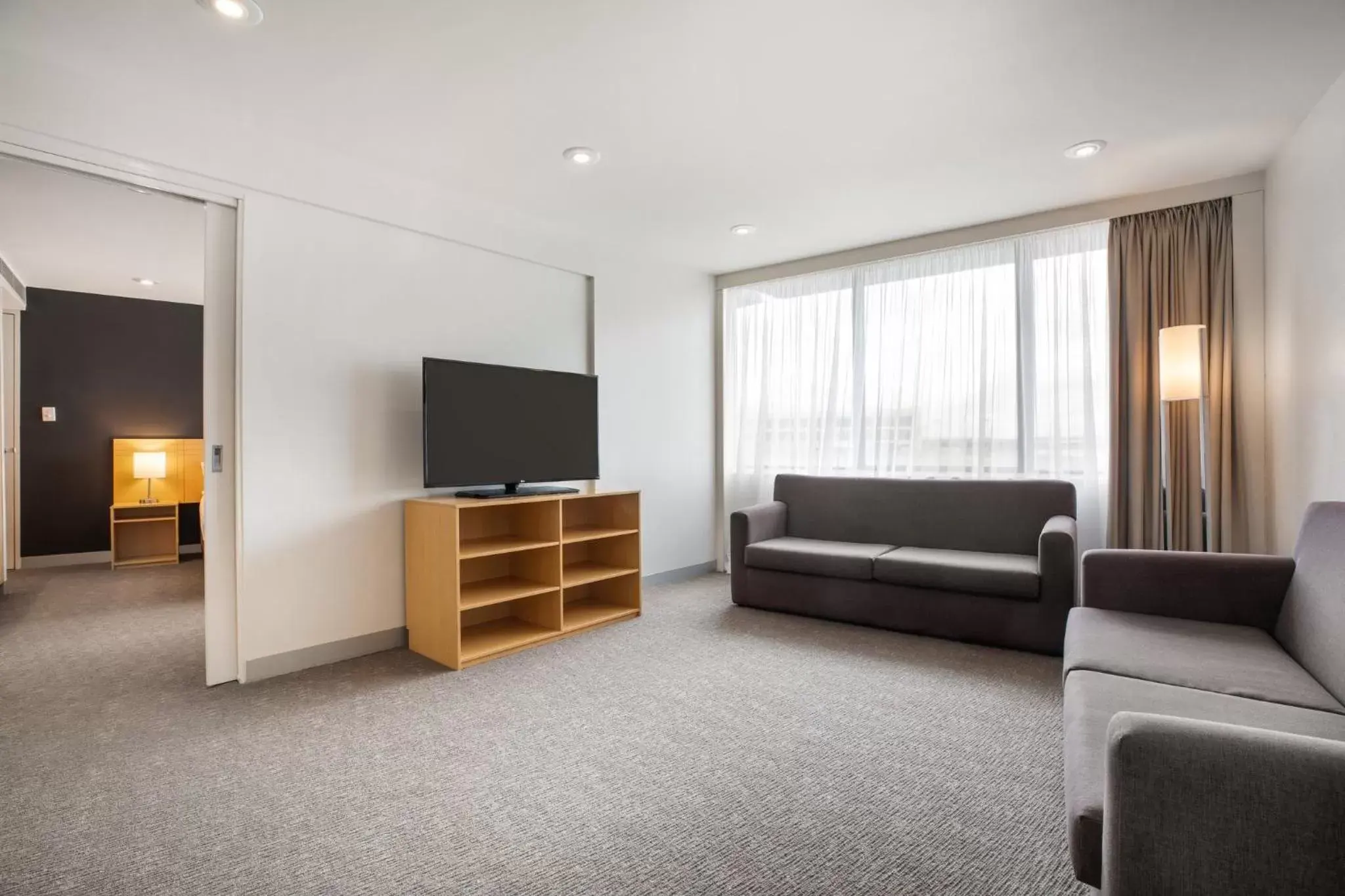 Photo of the whole room, TV/Entertainment Center in Holiday Inn Melbourne Airport, an IHG Hotel