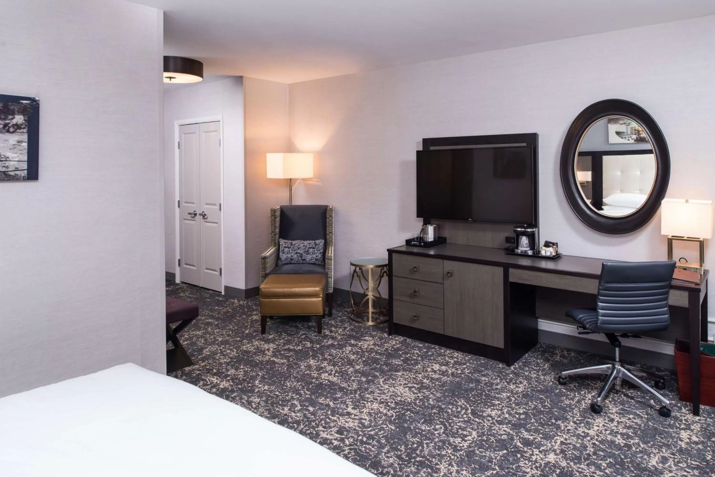 Bedroom, Bed in DoubleTree by Hilton Utica
