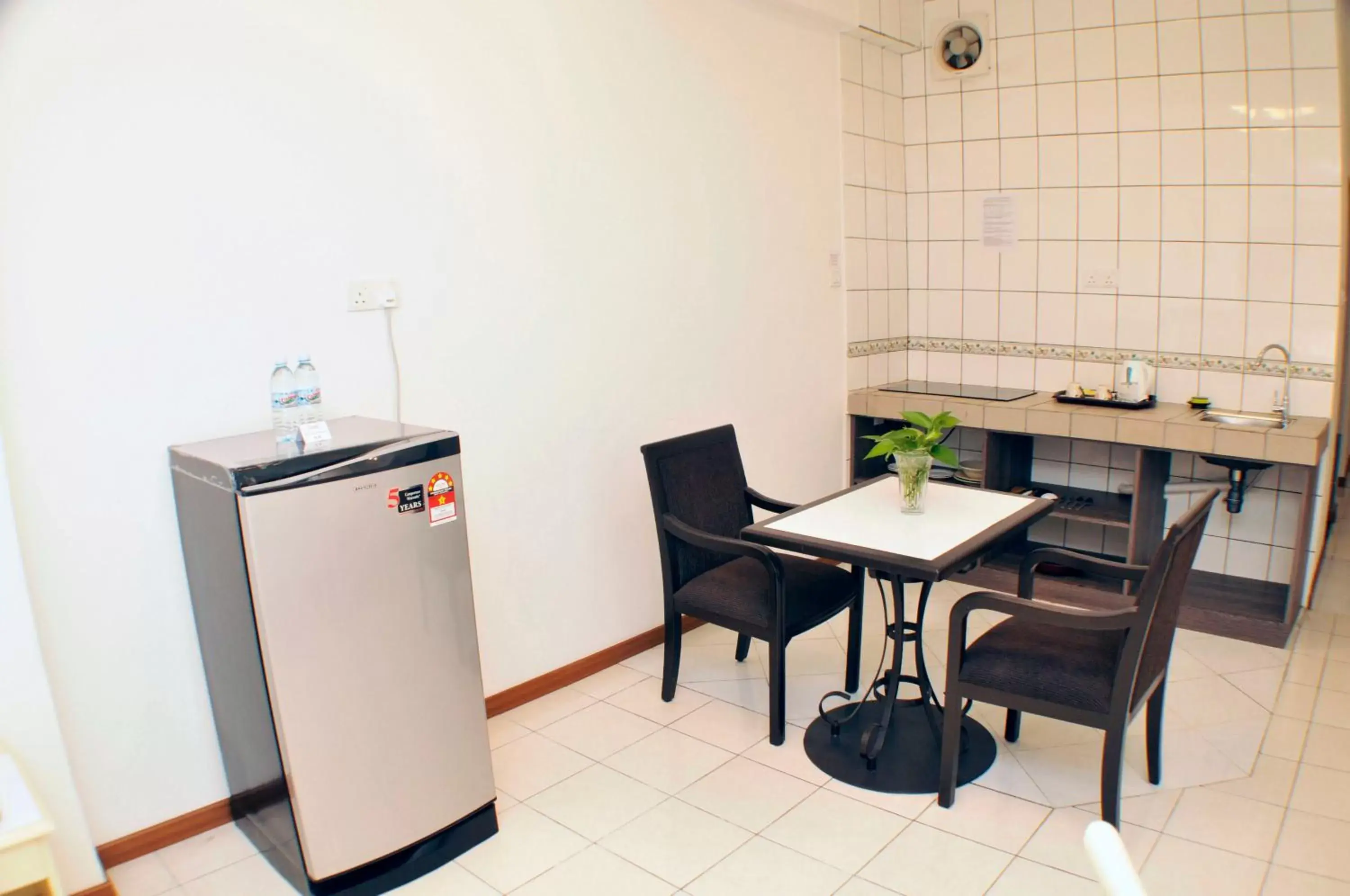 Kitchen or kitchenette, Dining Area in Promenade Service Apartment