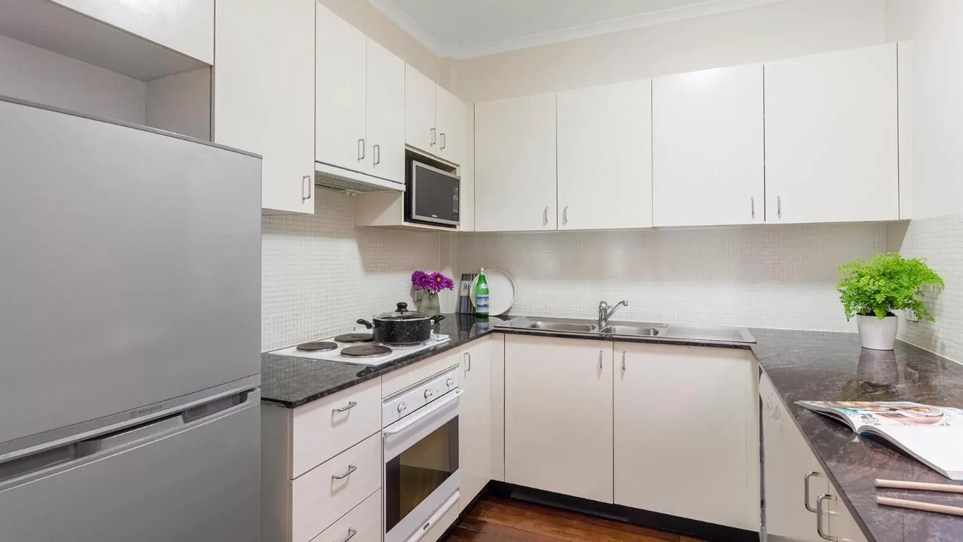 Kitchen or kitchenette, Kitchen/Kitchenette in Oaks Sydney Goldsbrough Suites