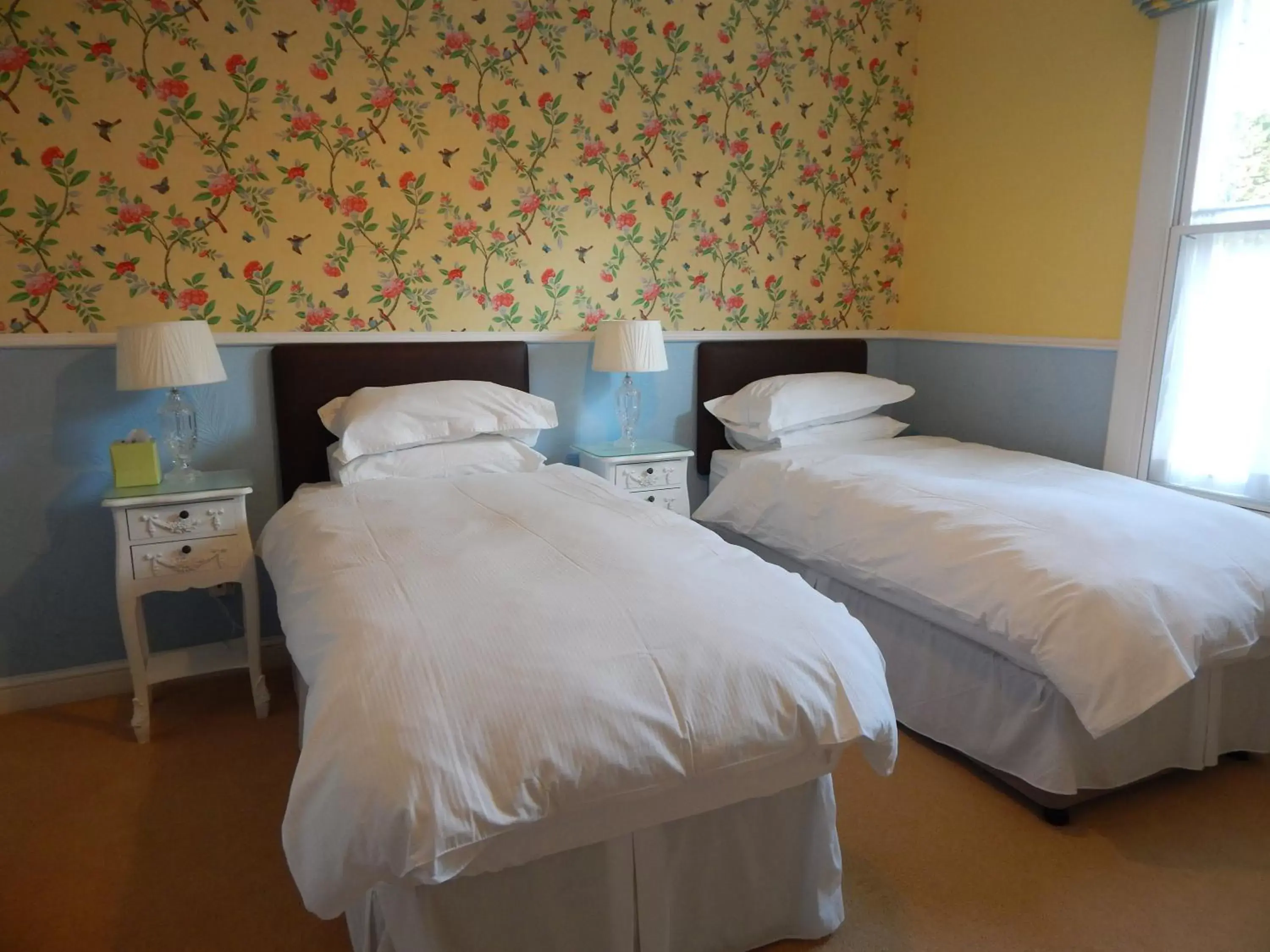 Photo of the whole room, Bed in Fairlight Lodge