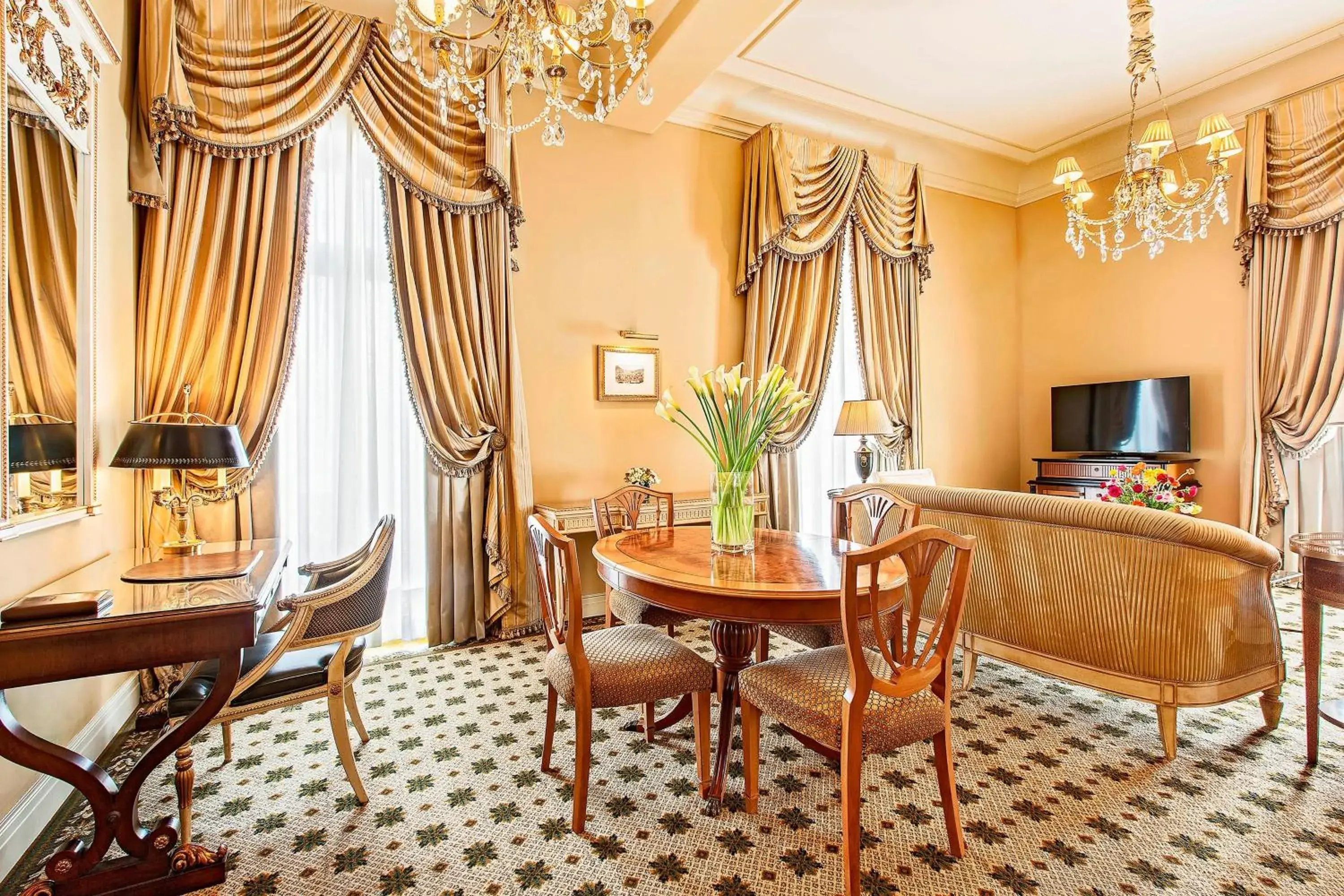Living room, TV/Entertainment Center in Hotel Grande Bretagne, a Luxury Collection Hotel, Athens