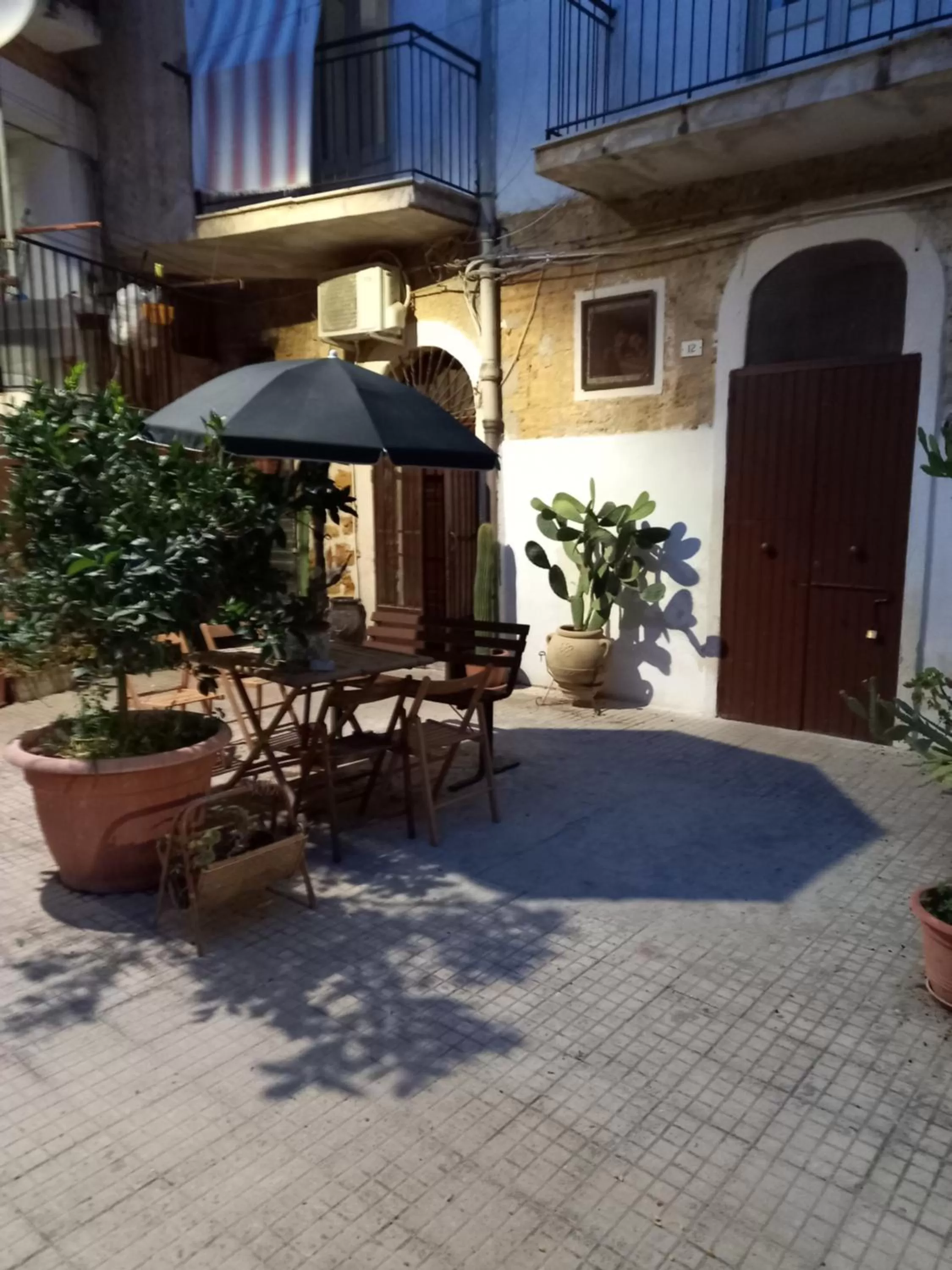 Inner courtyard view in B&B Al Dammuso