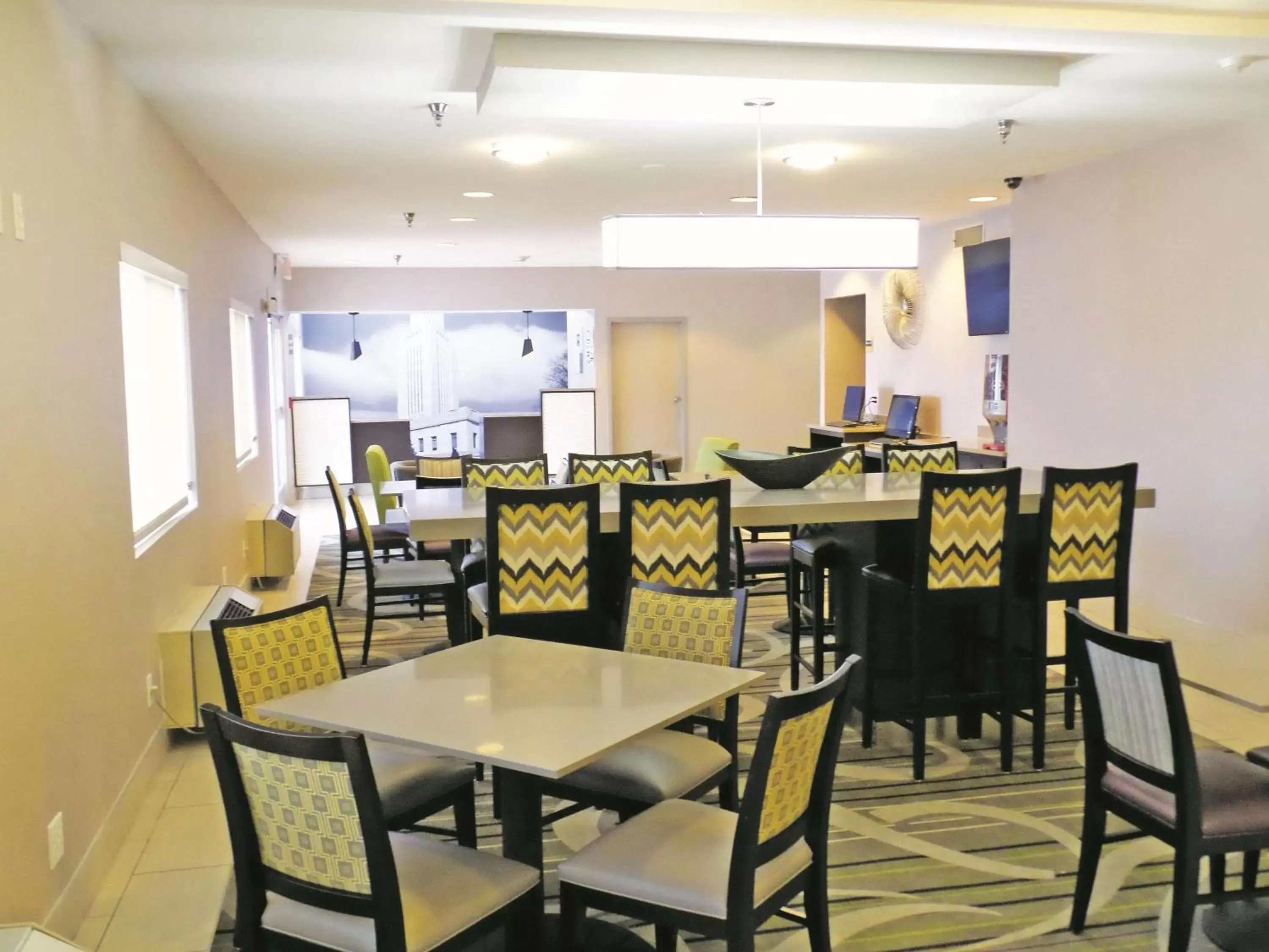 Lobby or reception, Restaurant/Places to Eat in La Quinta Inn by Wyndham Lincoln
