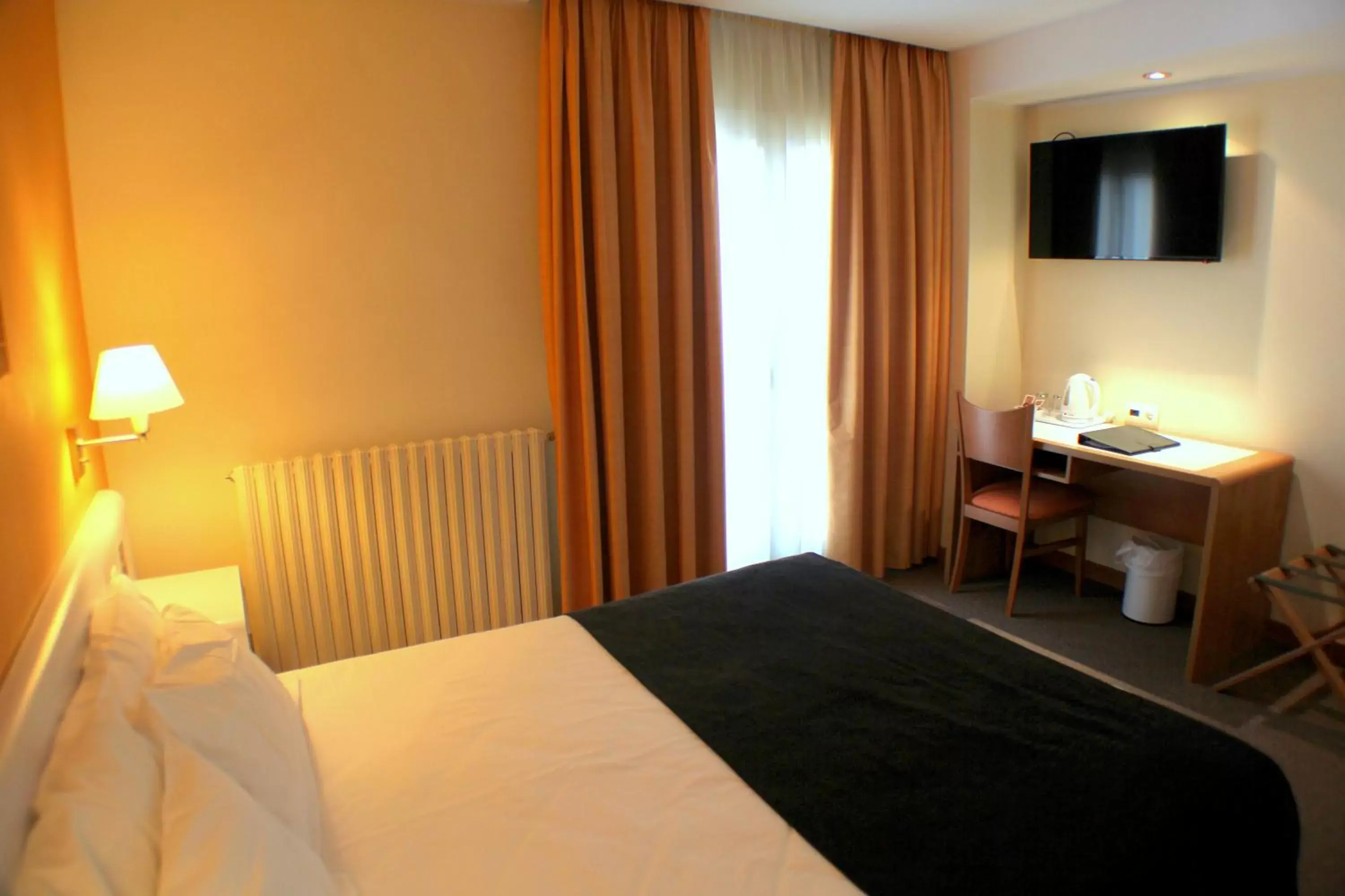 Bed, Room Photo in Hotel Kandahar