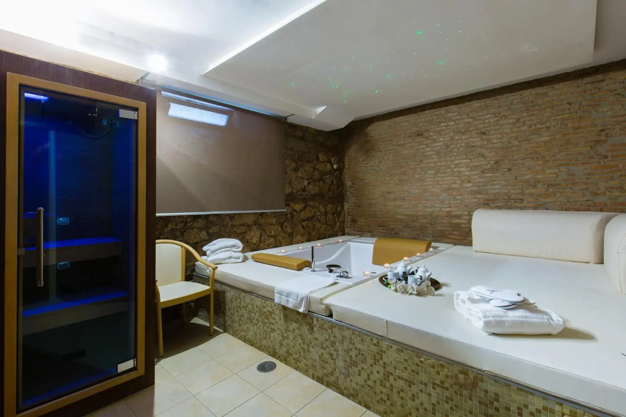 Bathroom in Plana Hotel