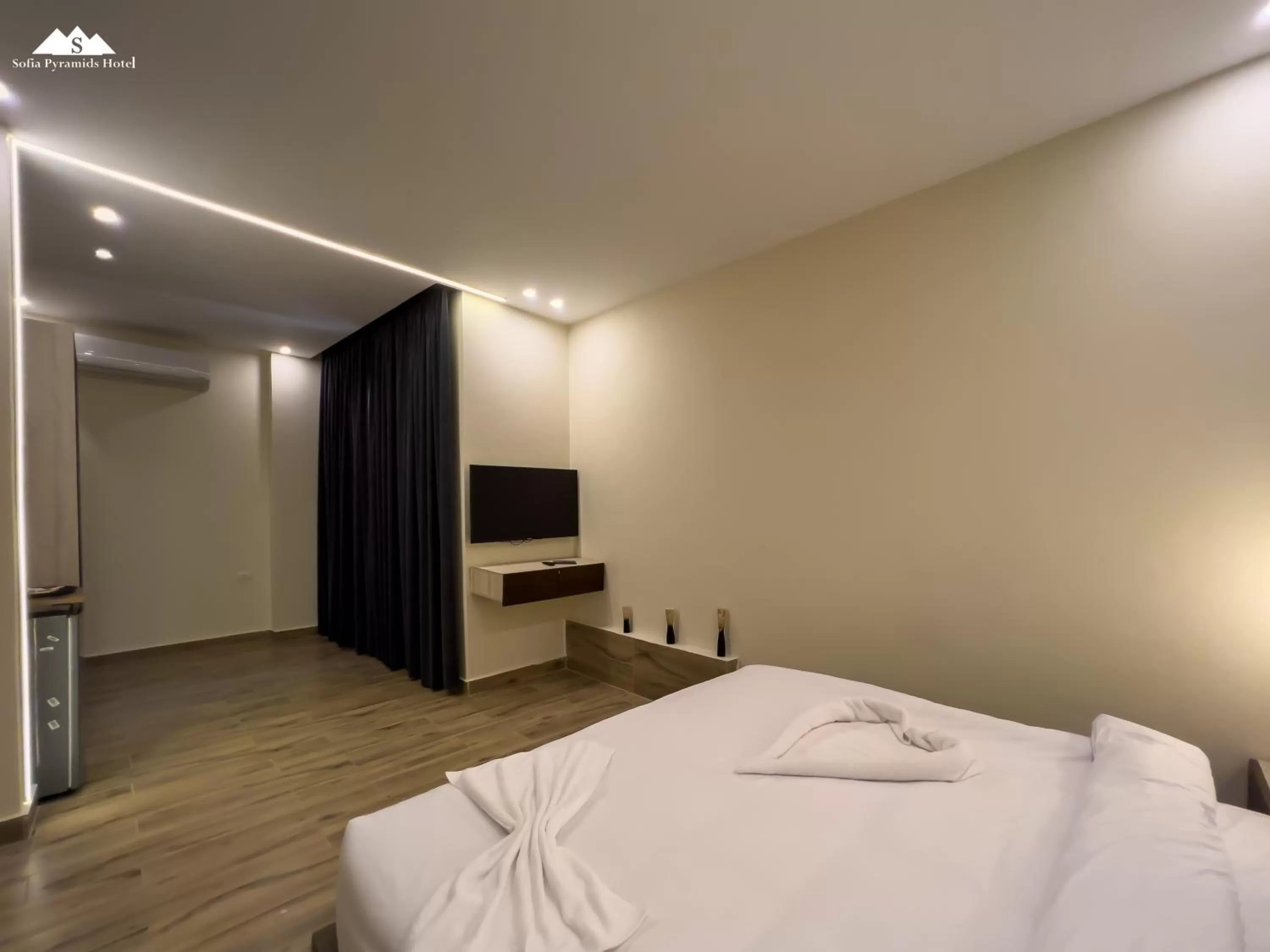 Communal lounge/ TV room, Bed in Sofia Pyramids Hotel