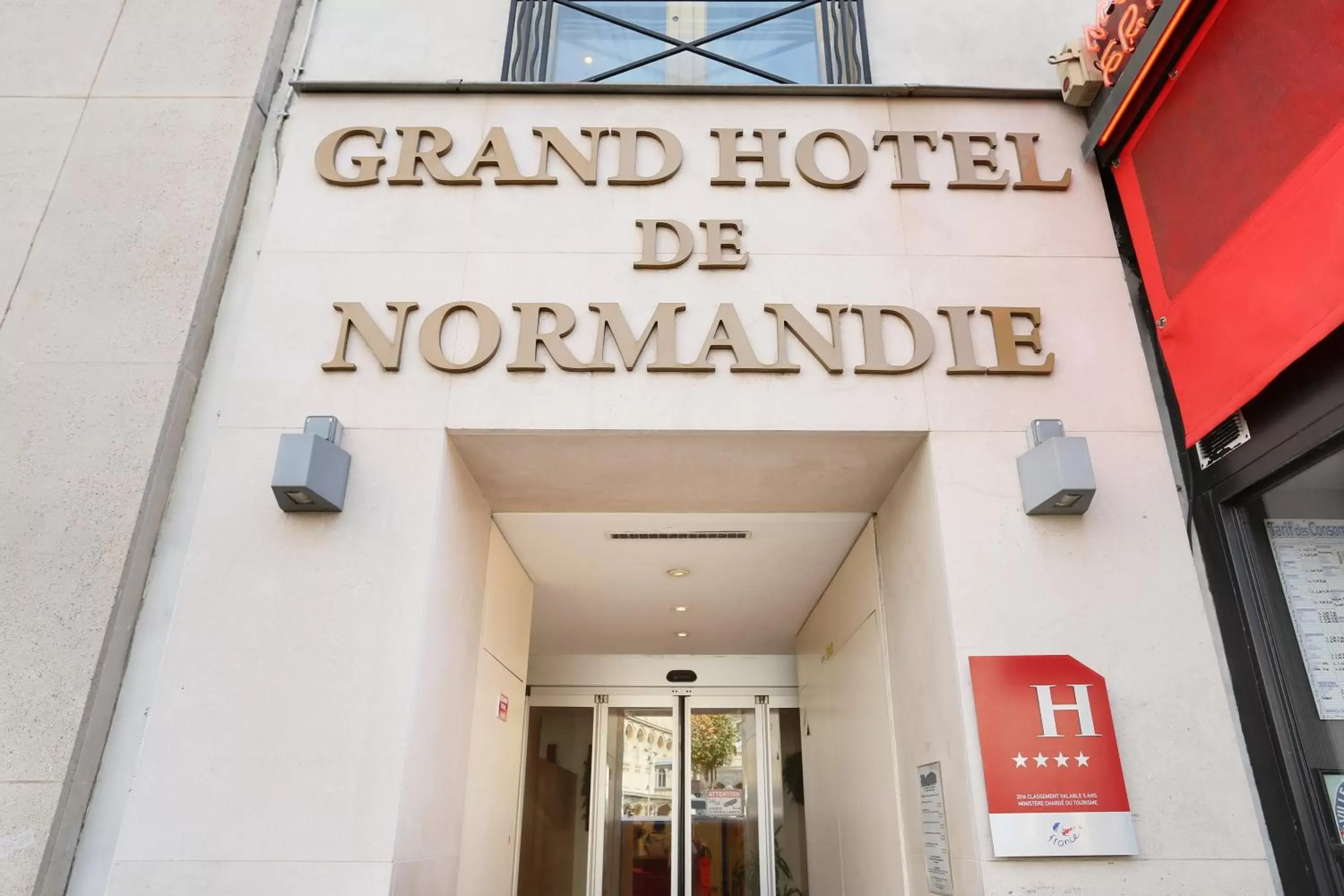 Facade/entrance in Le Grand Hôtel de Normandie
