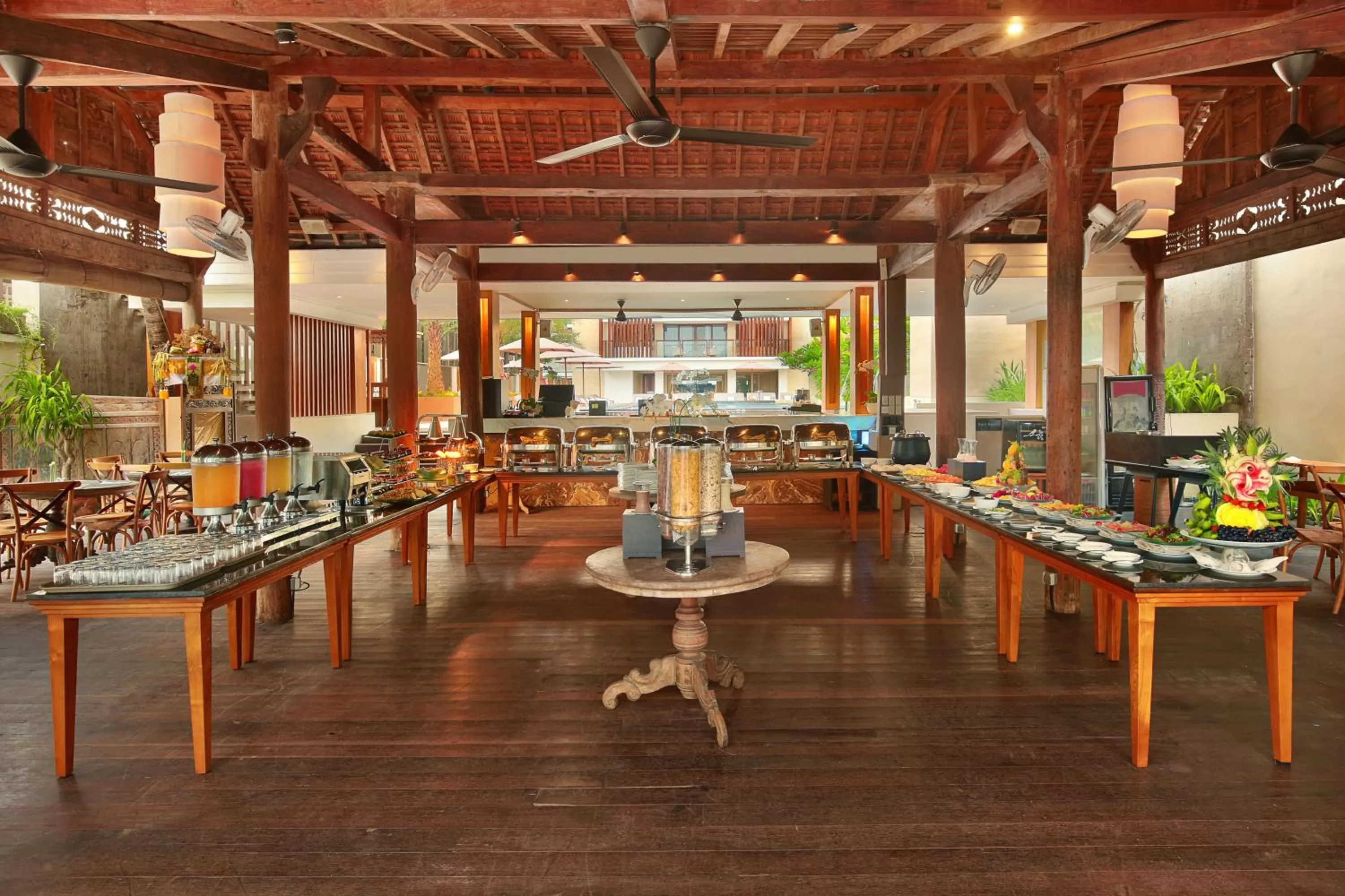 Restaurant/places to eat in The Bandha Hotel & Suites