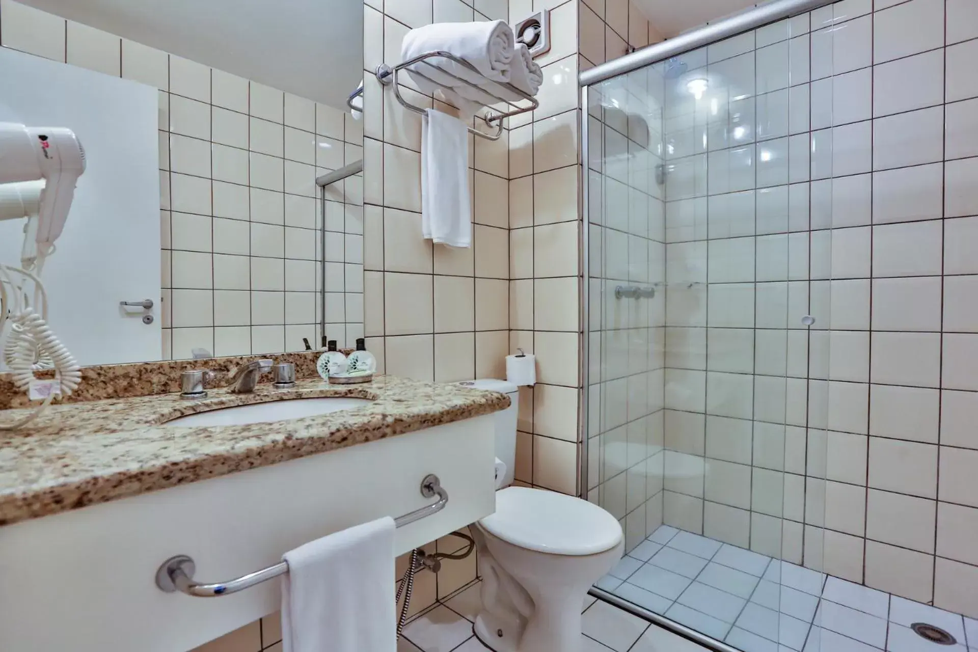 Toilet, Bathroom in eSuites Sorocaba by Atlantica