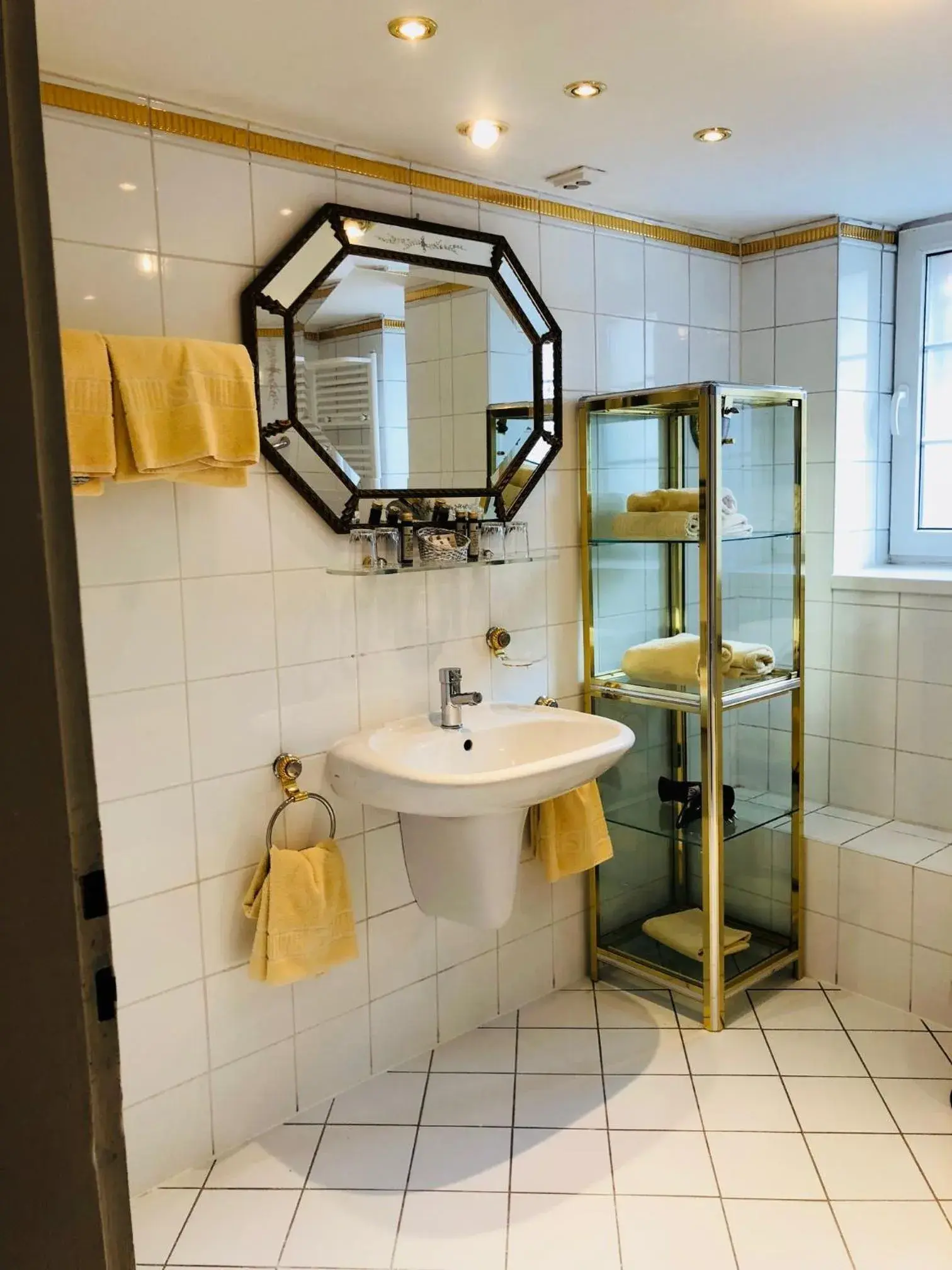 Photo of the whole room, Bathroom in Hotel Mariahilf München