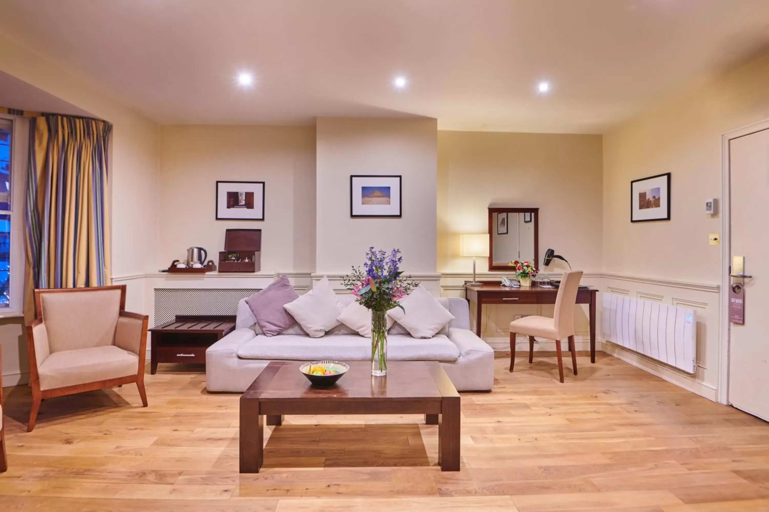 Living room, Seating Area in County Hotel