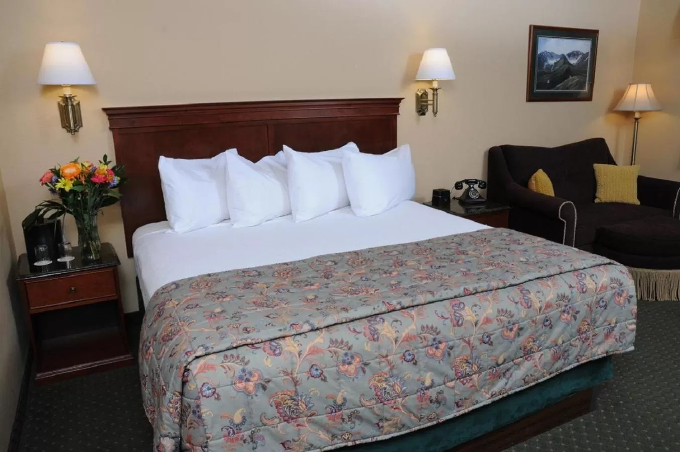 Bedroom, Bed in Pike's Waterfront Lodge