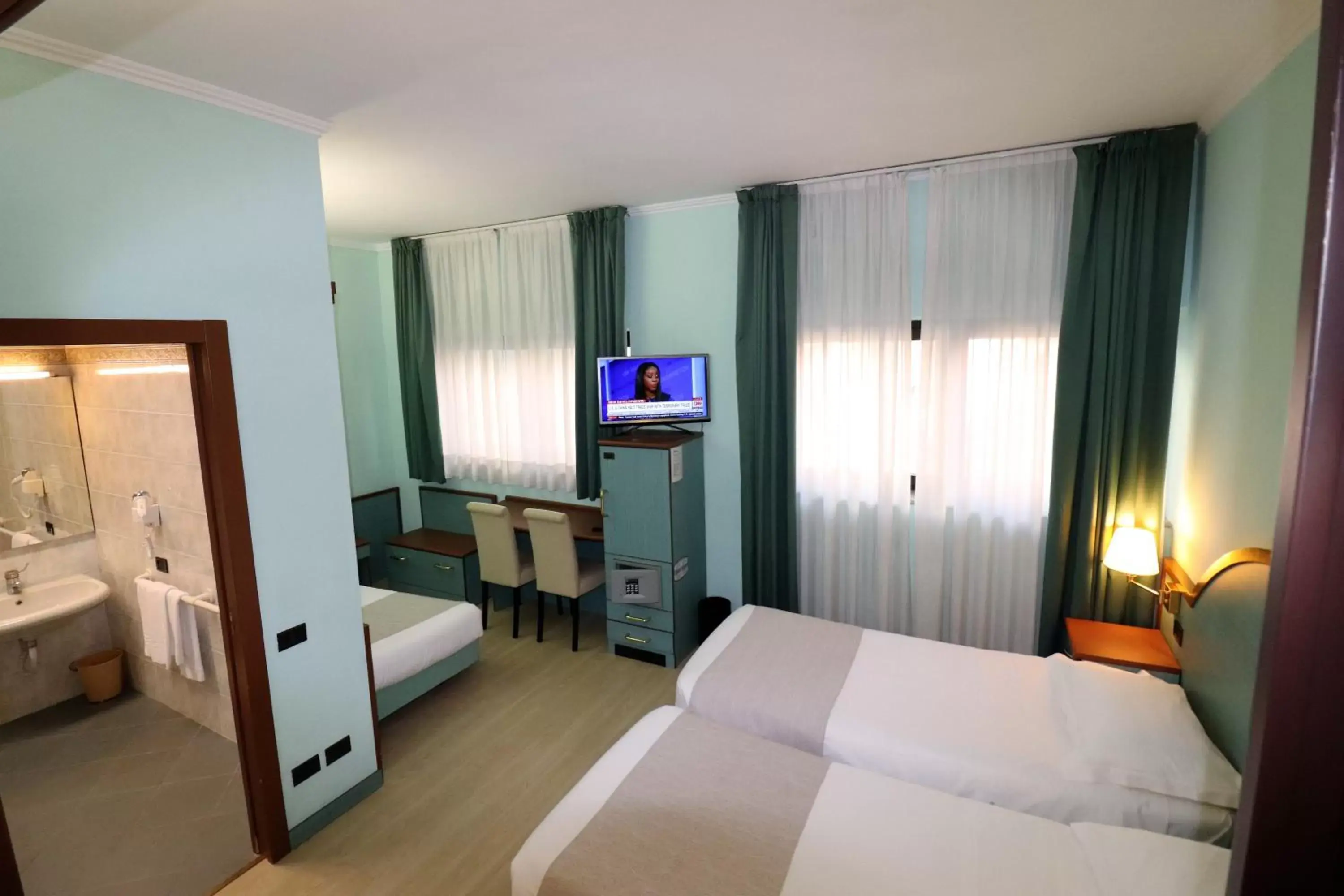 Bedroom, TV/Entertainment Center in Hotel Domenichino