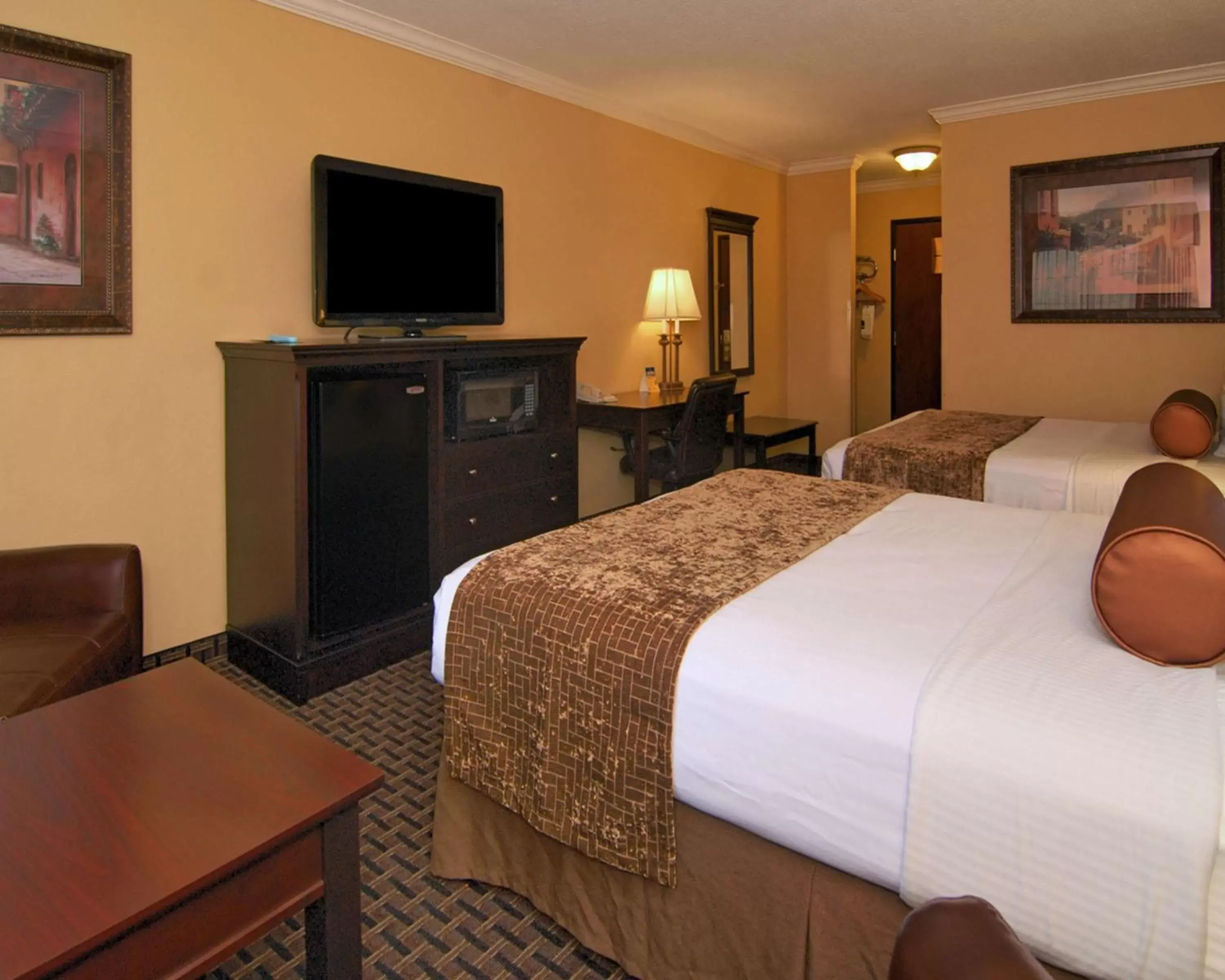 Photo of the whole room, Bed in Best Western Plus Southpark Inn & Suites