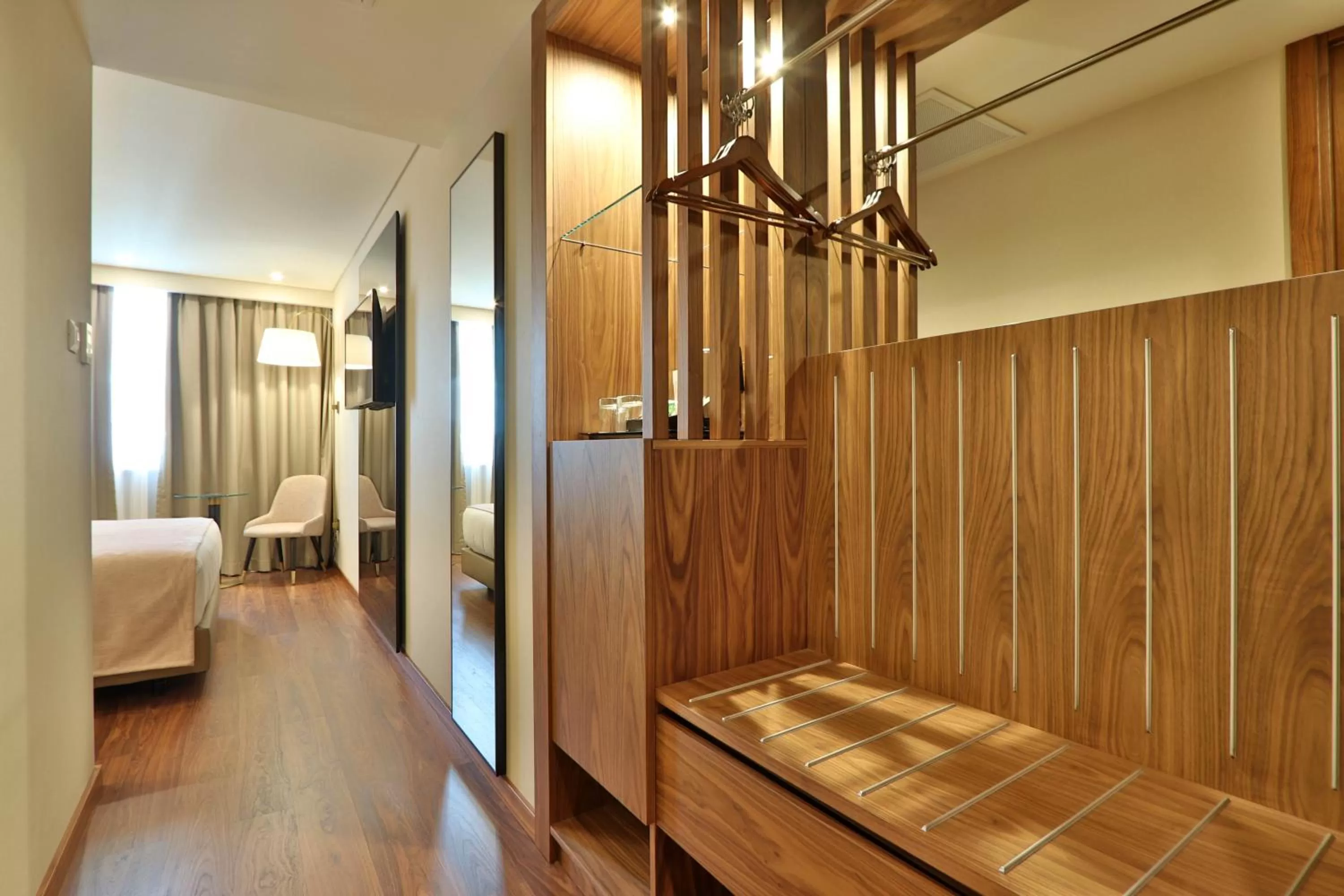 wardrobe, Bed in TURIM Ibéria Hotel