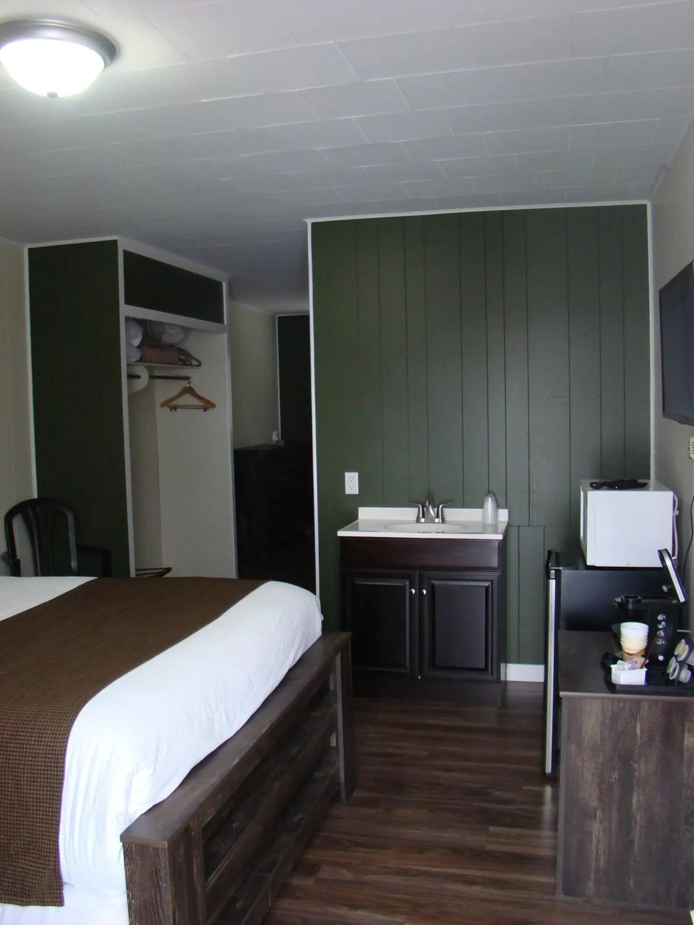 Bedroom, Bed in Paddock Inn