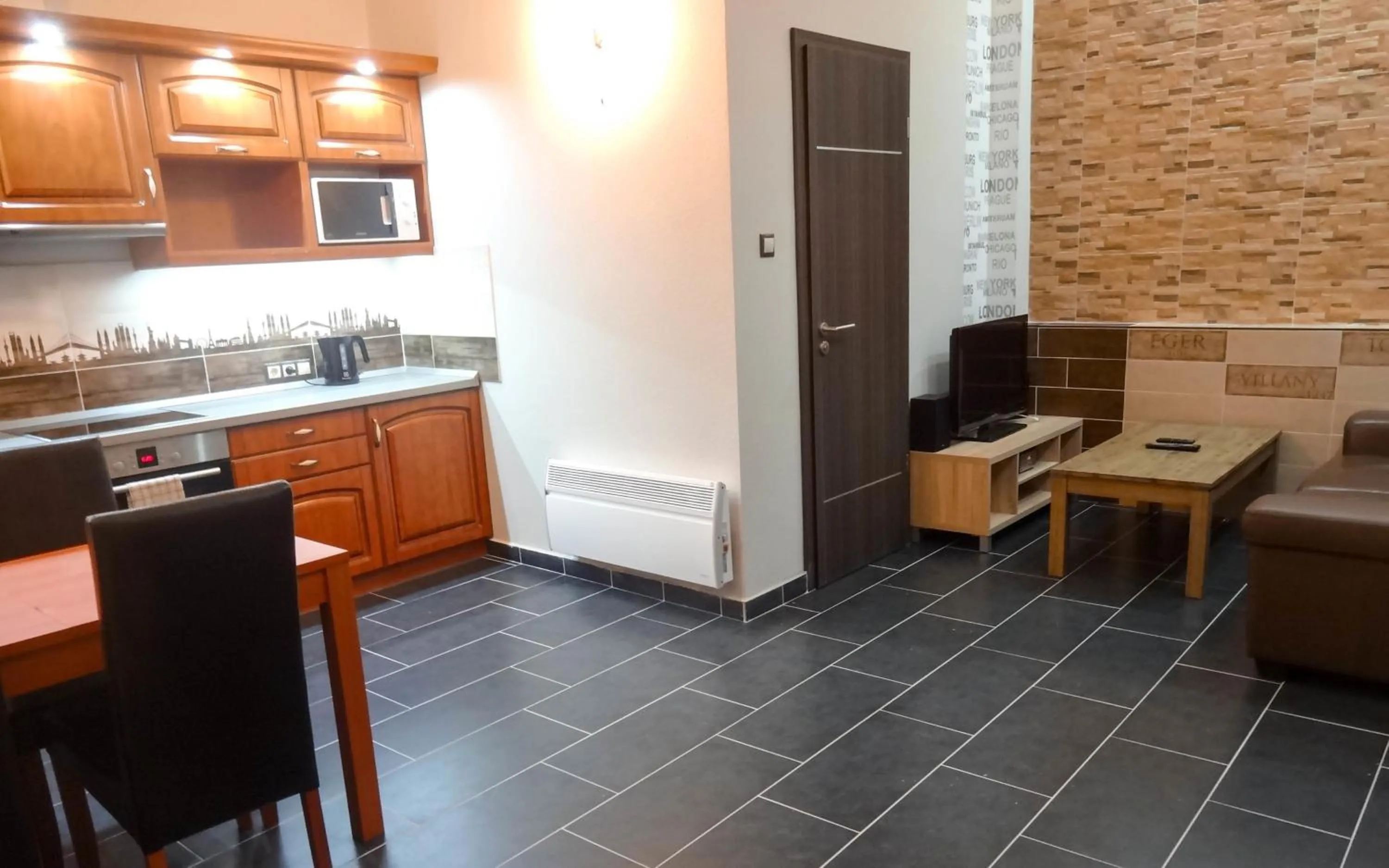 Deluxe Two-Bedroom Apartment in Corvin Point Rooms and Apartments