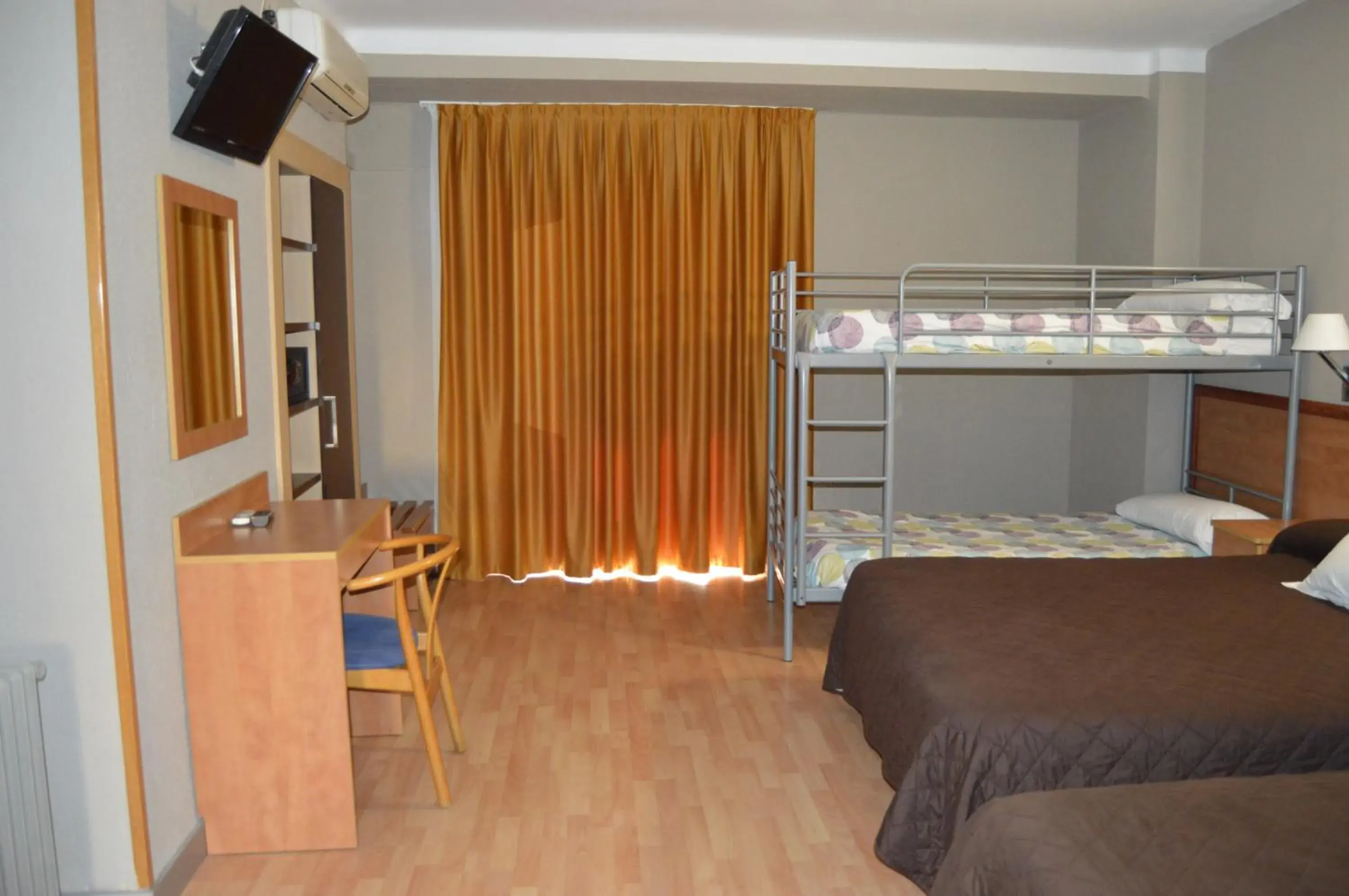 Photo of the whole room, Bunk Bed in Hotel Ciutadella