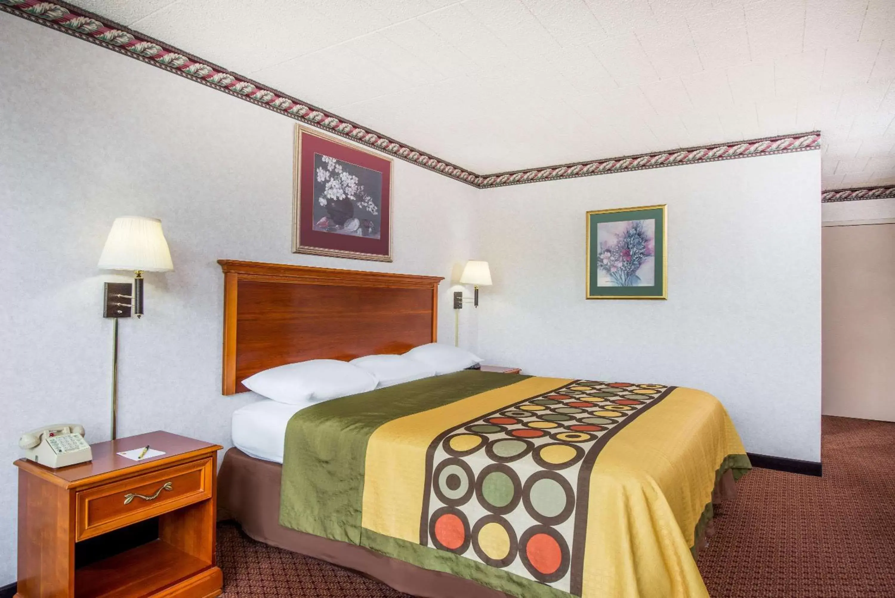 Photo of the whole room, Bed in Super 8 by Wyndham Erie/I 90