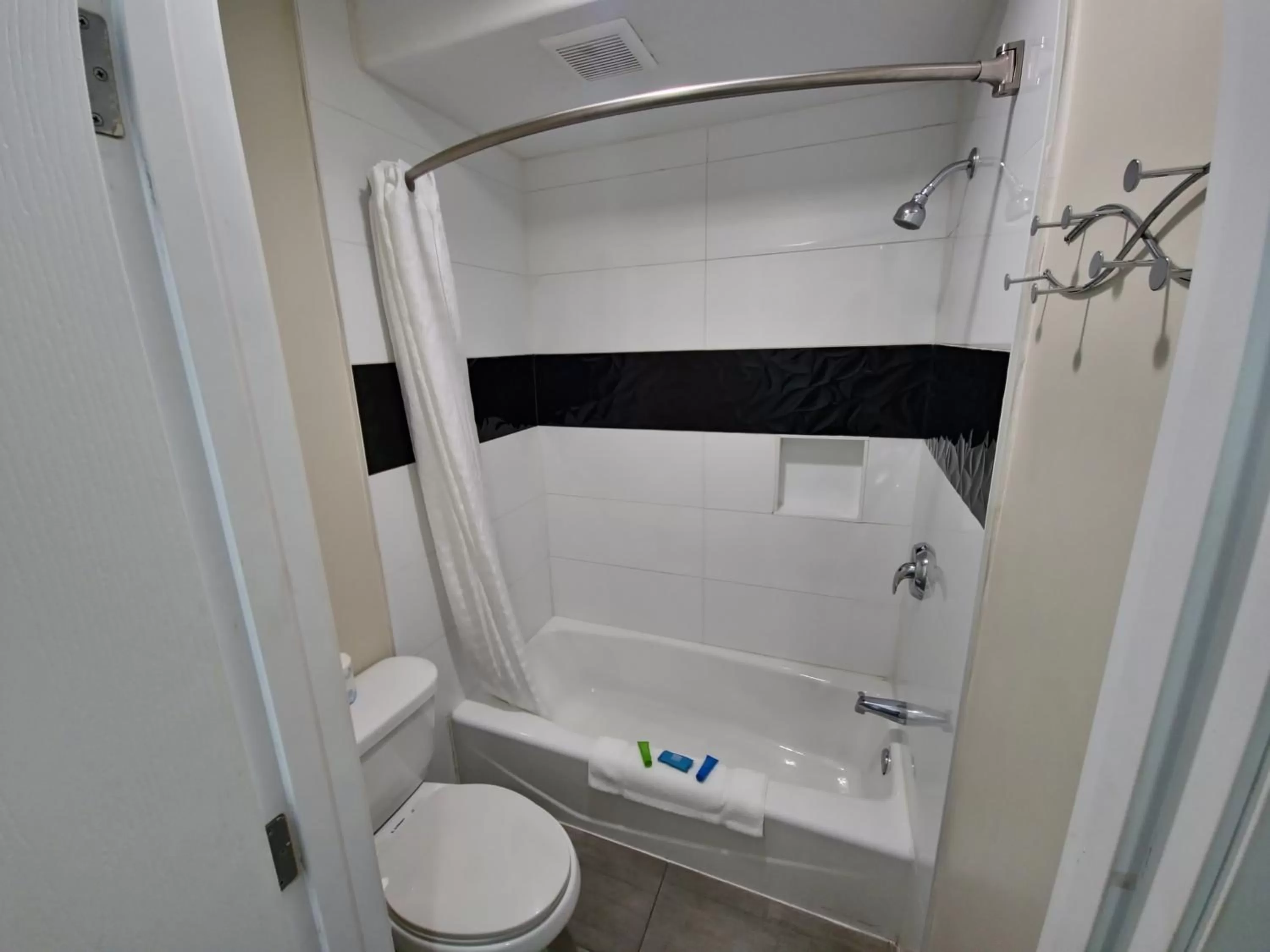 Shower in Los Viajeros Inn