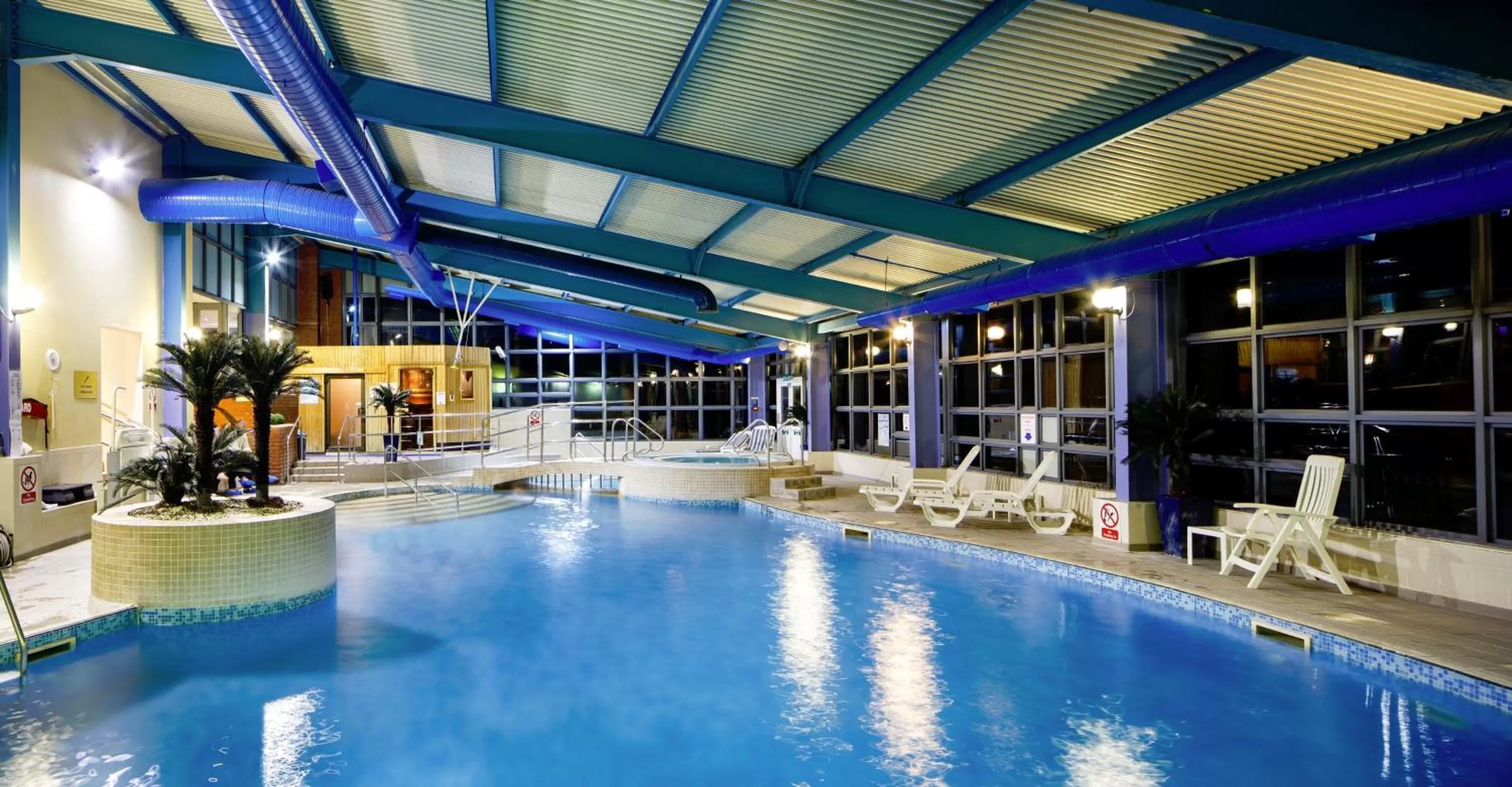 Swimming pool in Mercure Chester Abbots Well Hotel