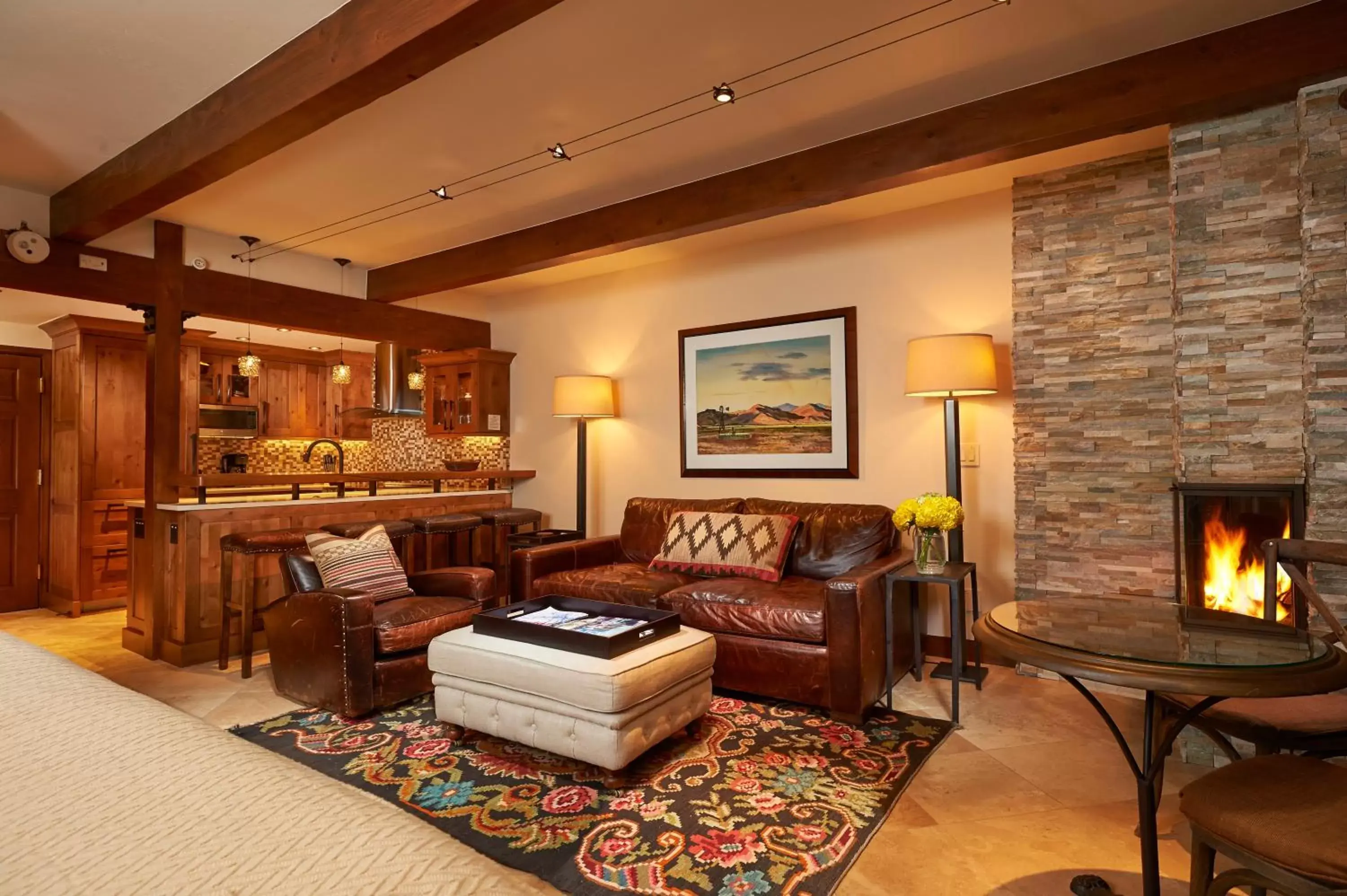 Kitchen or kitchenette, Seating Area in Aspen Square Condominium Hotel