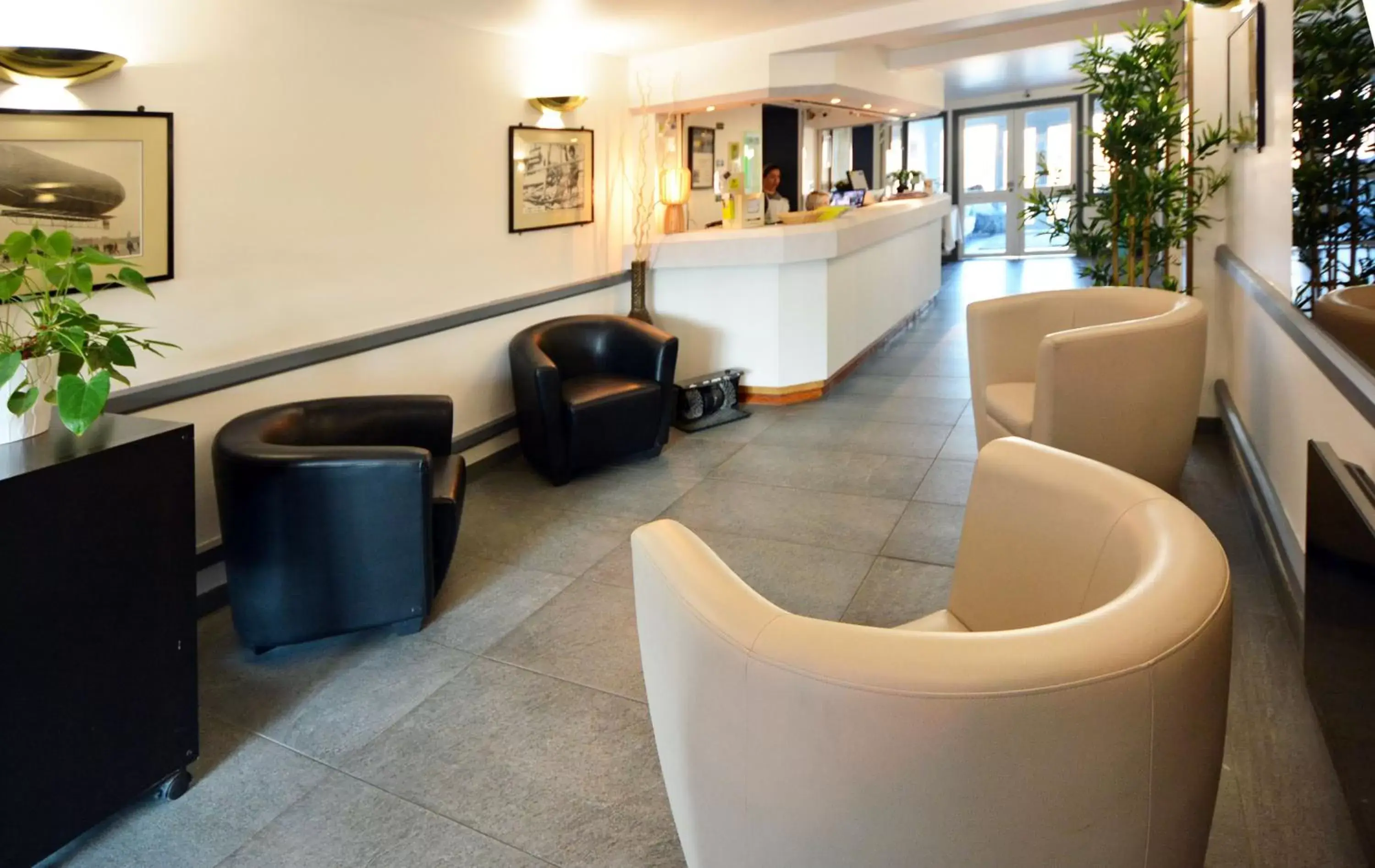 Lobby or reception, Lounge/Bar in Logis Hôtel des Lacs Paris Sud