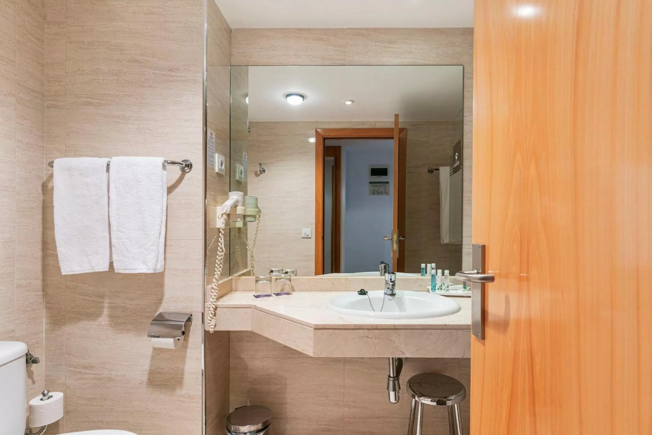 Bathroom in Globales de los Reyes