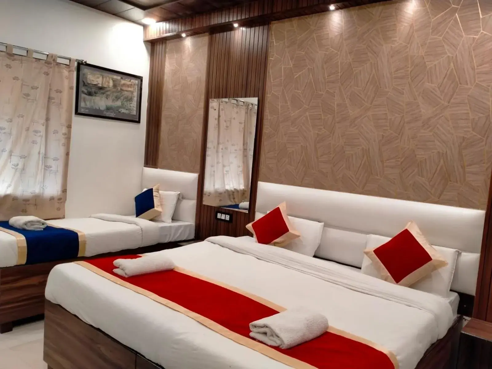 Living room, Bed in HOTEL SIDHARTHA (600 meters from Taj Mahal)