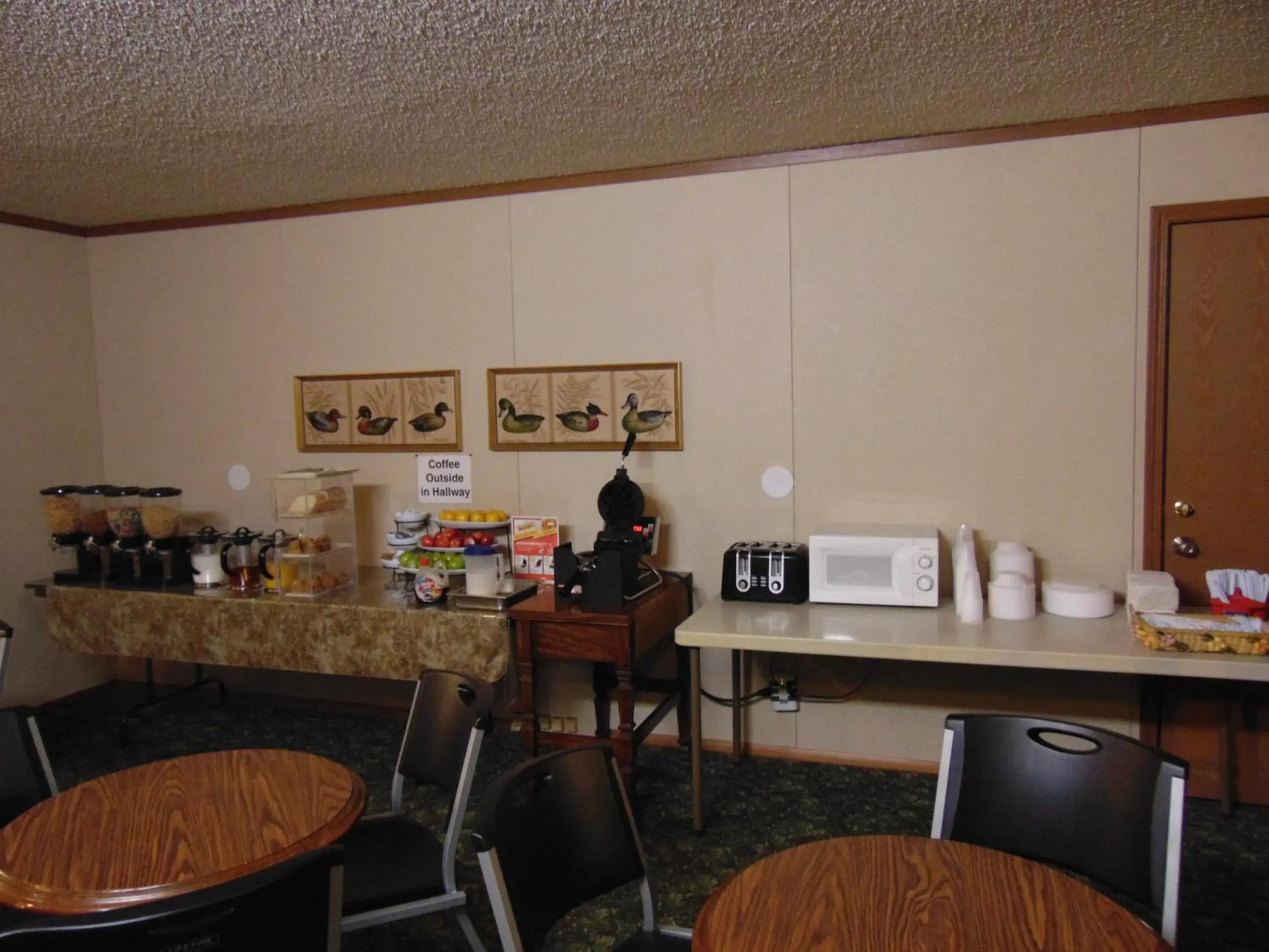 Business Area/Conference Room in Heritage House Inn