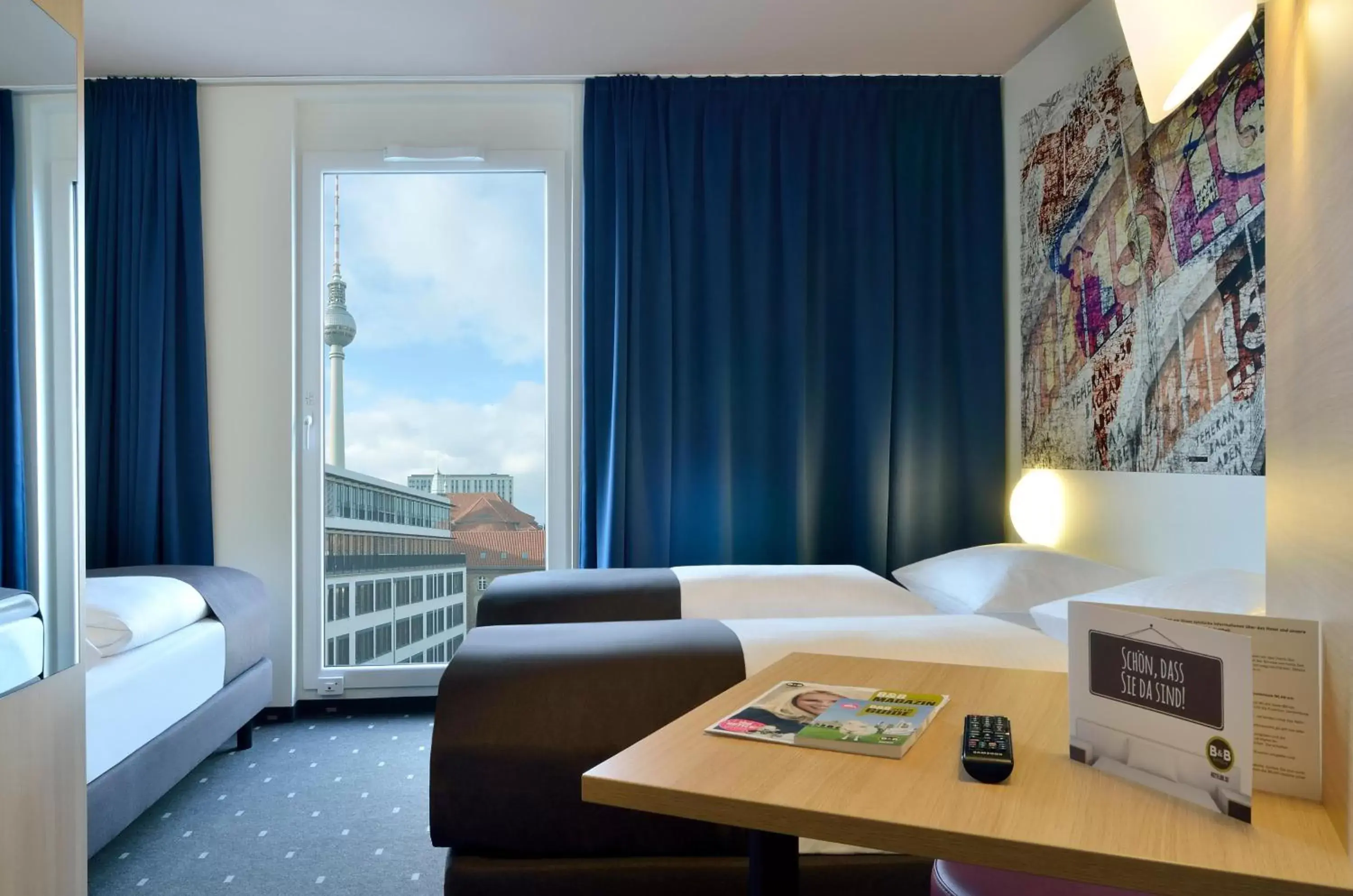 Photo of the whole room, Seating Area in B&B Hotel Berlin Alexanderplatz