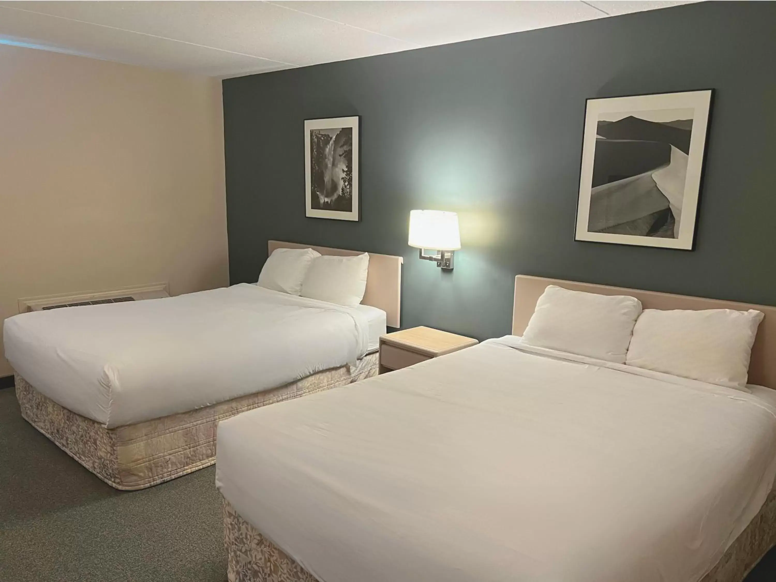 Bed in Heritage Inn Hotel & Convention Centre - Taber