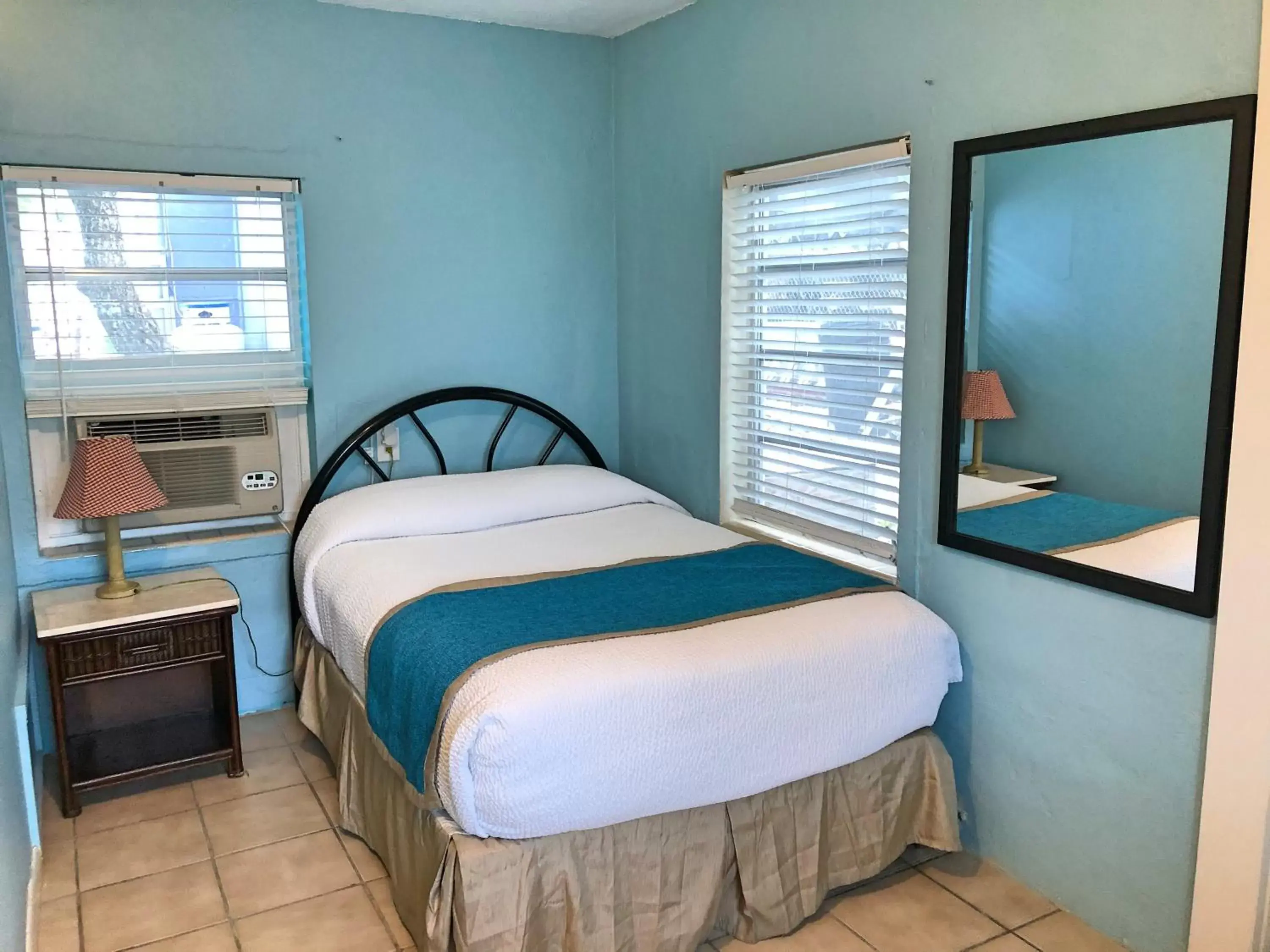 Bed in The Pelican Key Largo Cottages