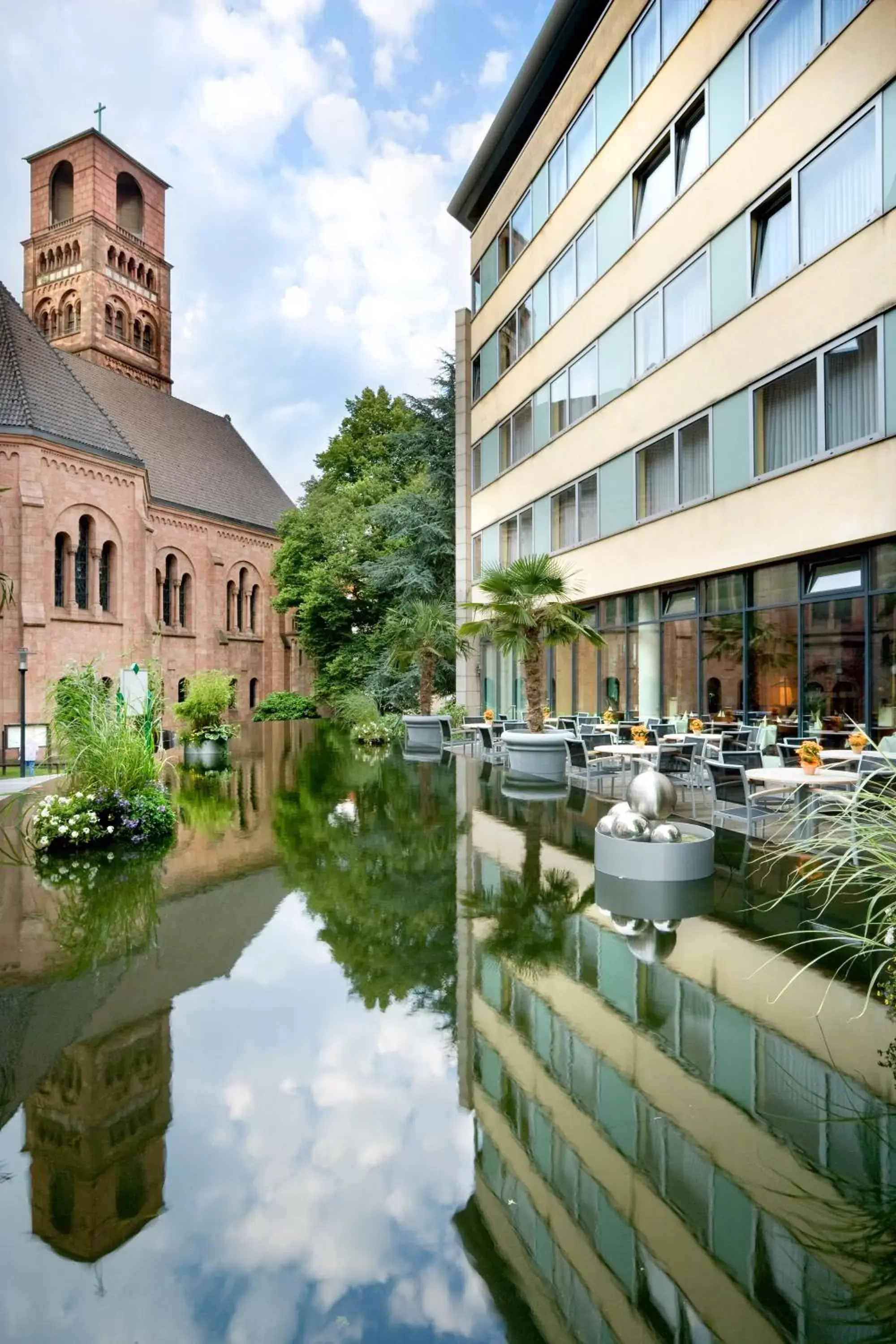 Facade/entrance, Property Building in Mercure Hotel Plaza Essen