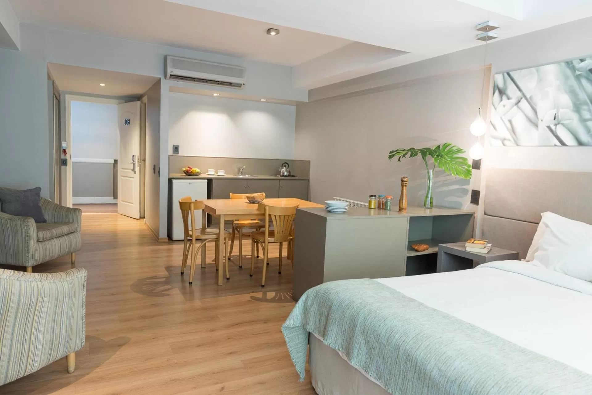 Photo of the whole room, Bed in Portal Plaza Suites