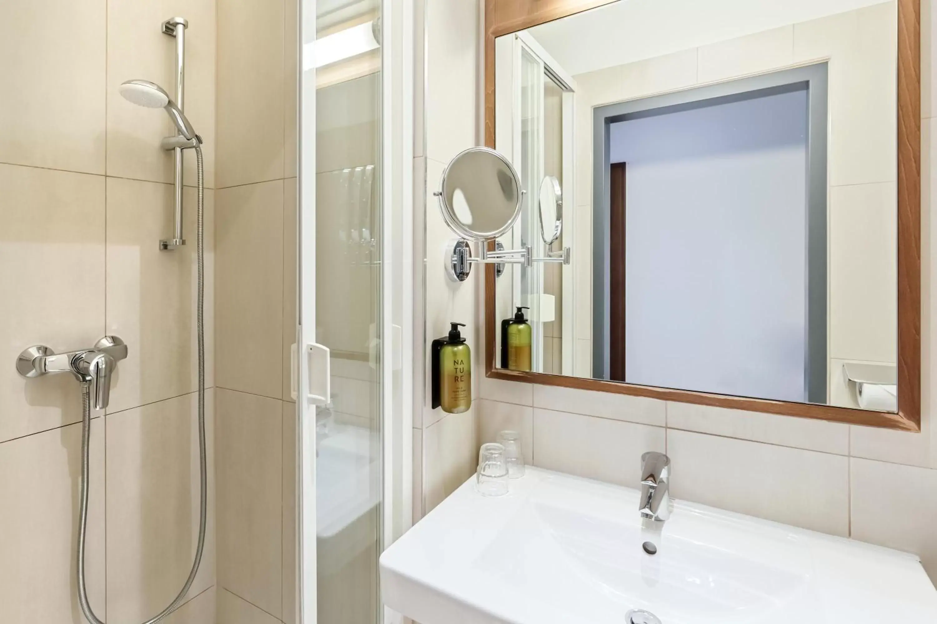 Bathroom in Hotel Rathauspark Wien, a member of Radisson Individuals