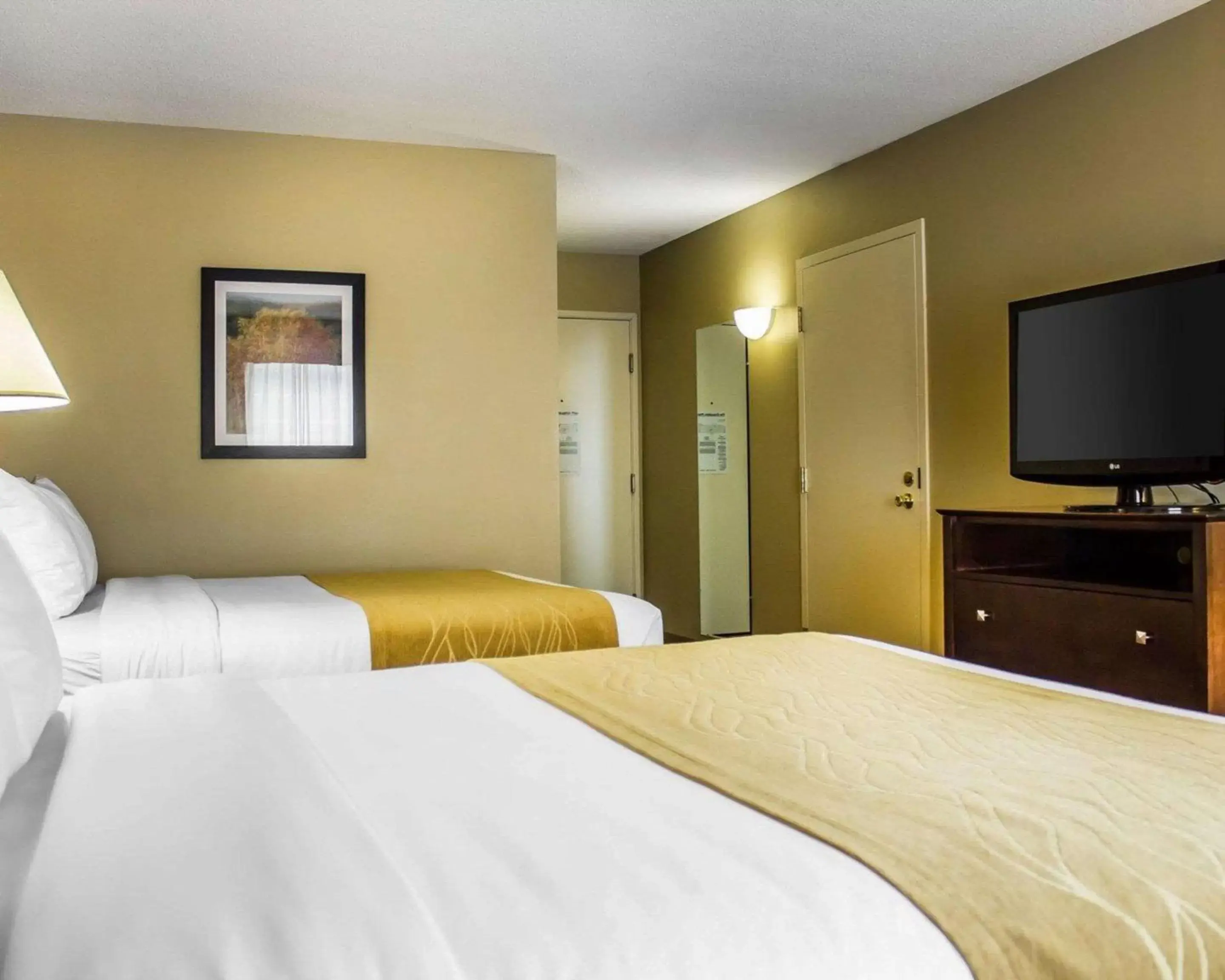 Photo of the whole room, Bed in Comfort Inn & Suites