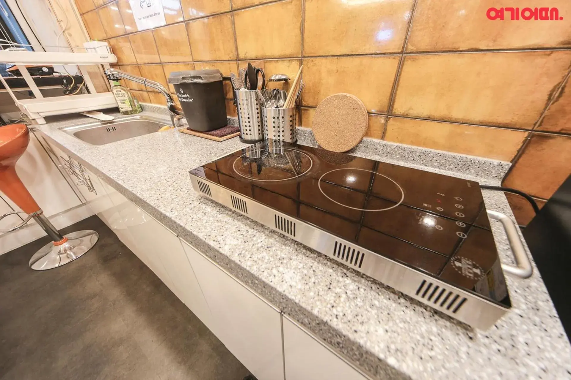 Kitchen/Kitchenette in Insadong R Guesthouse