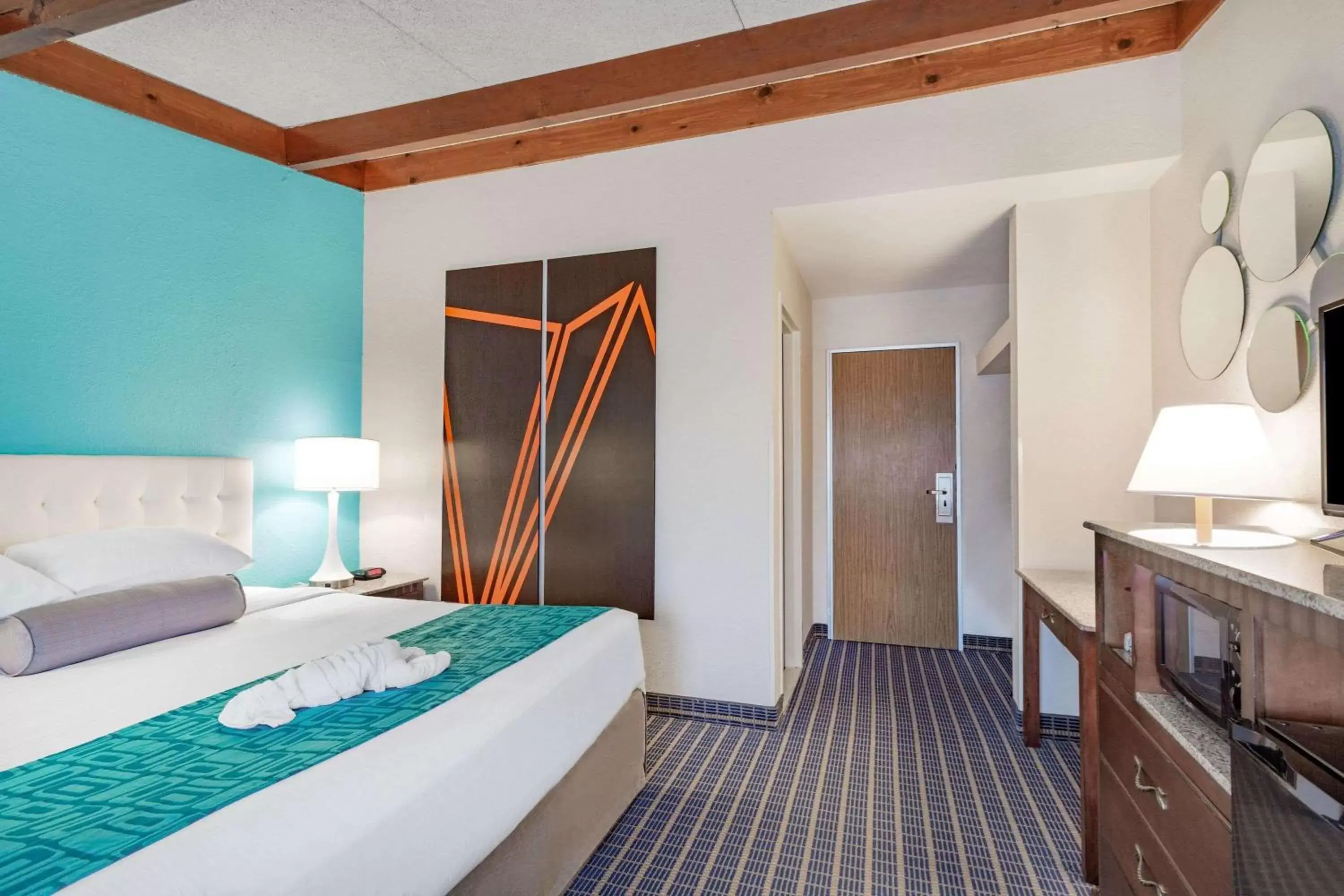 Photo of the whole room, Bed in Howard Johnson by Wyndham Bangor