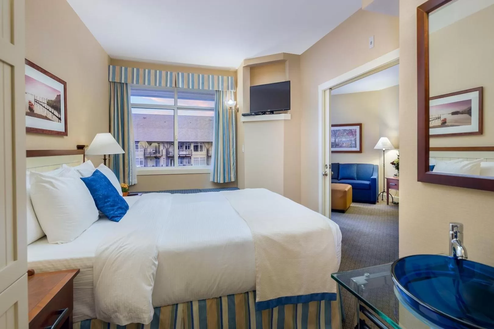 Living room, Bed in Summerland Waterfront Resort & Spa